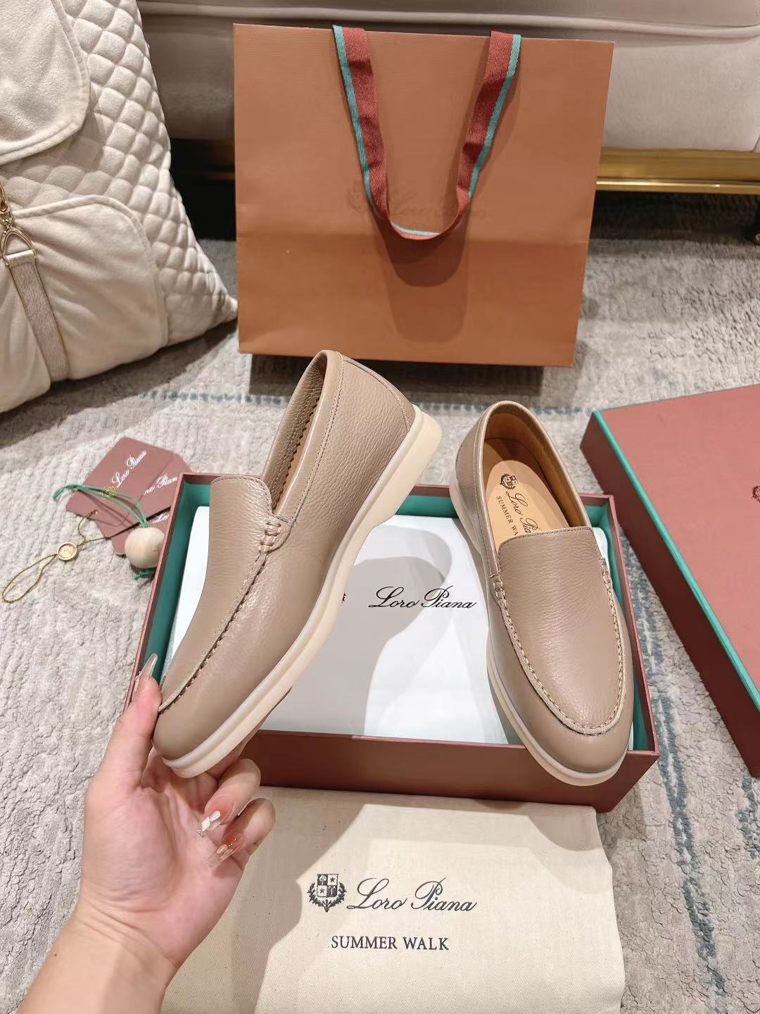 LP Summer Walk Taupe Grain Leather 664638
