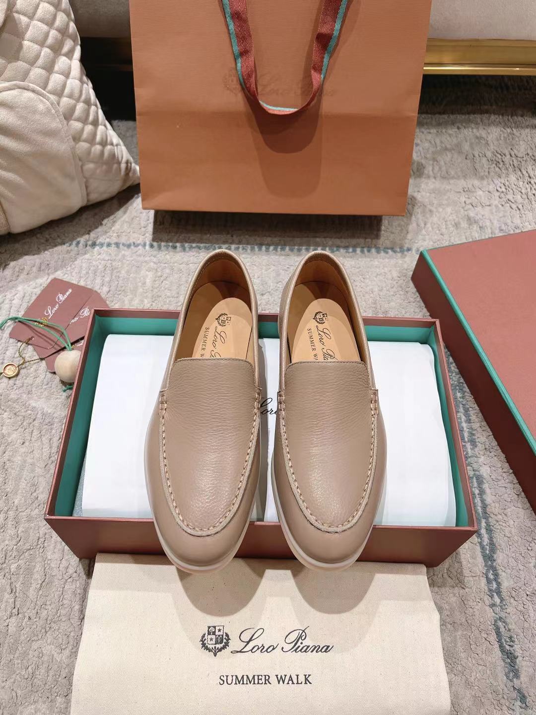 LP Summer Walk Taupe Grain Leather 664638