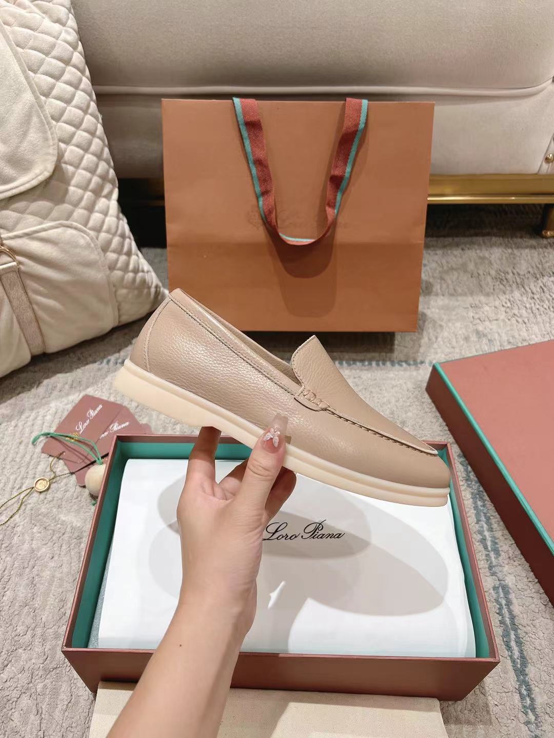LP Summer Walk Taupe Grain Leather 664638