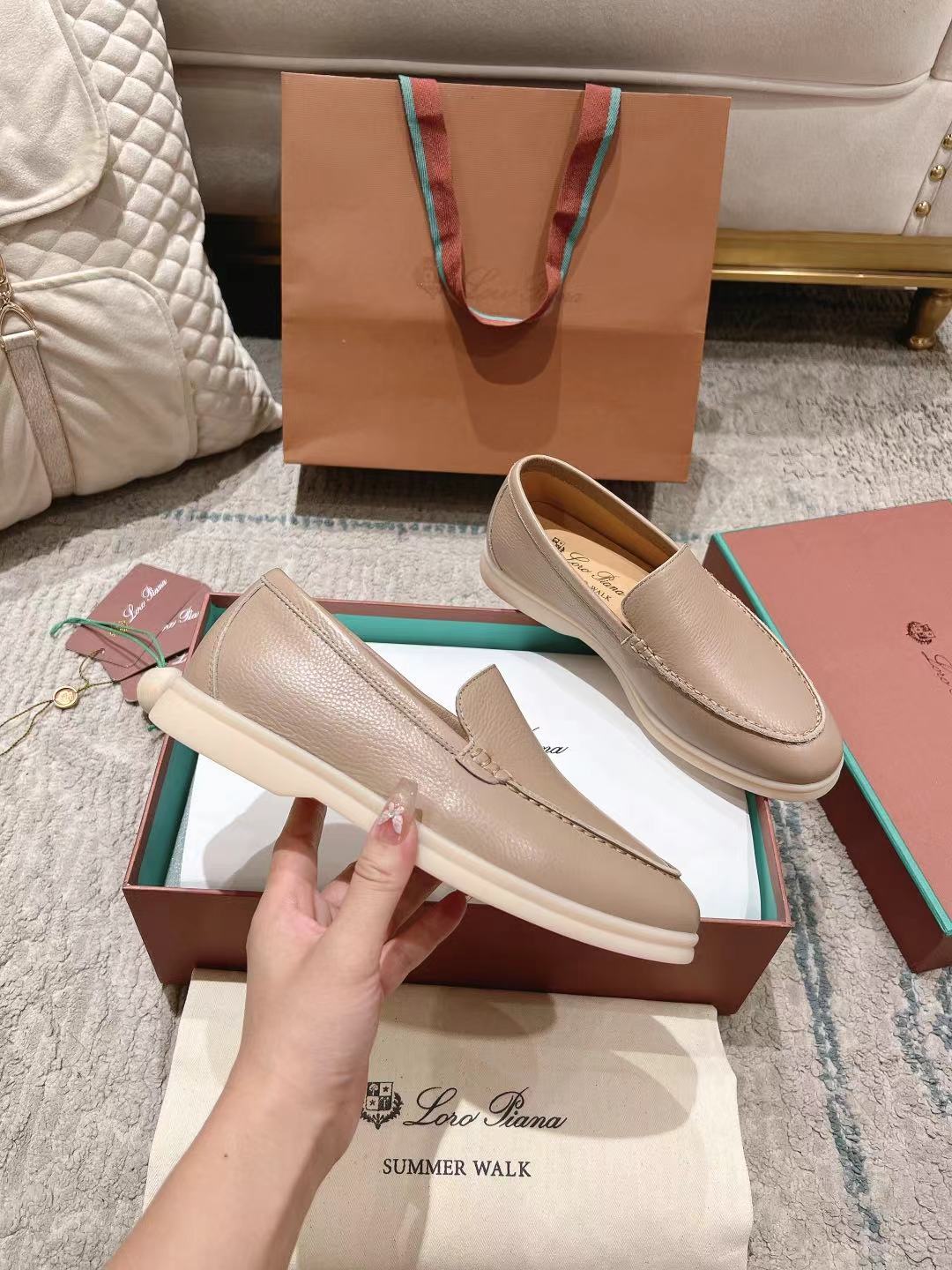 LP Summer Walk Taupe Grain Leather 664638