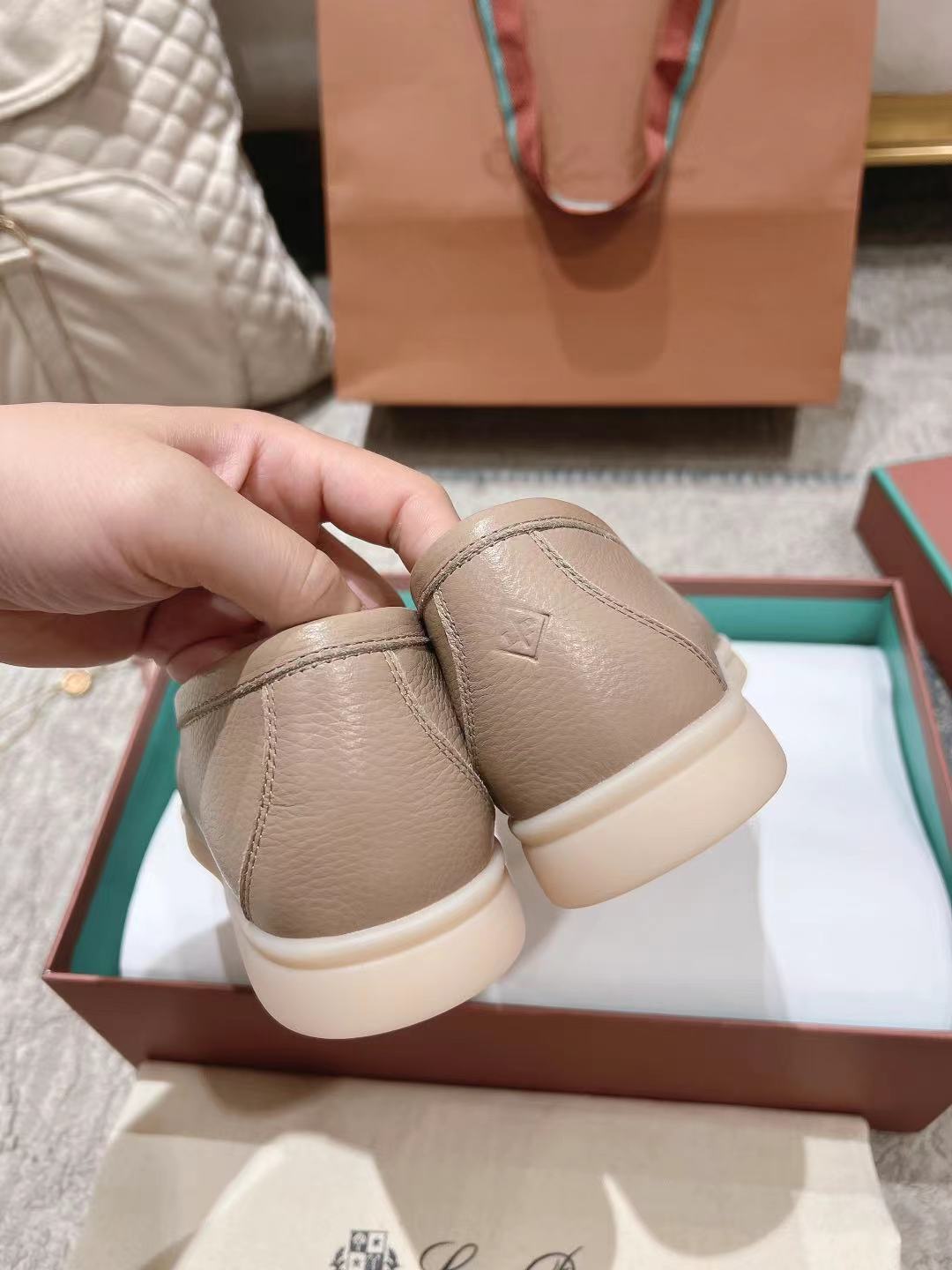 LP Summer Walk Taupe Grain Leather 664638