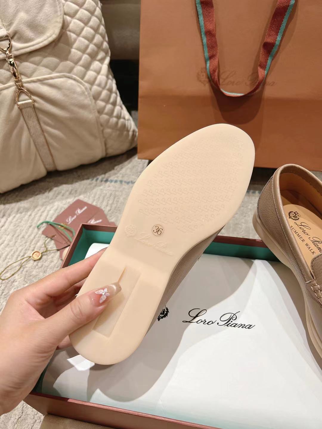 LP Summer Walk Taupe Grain Leather 664638