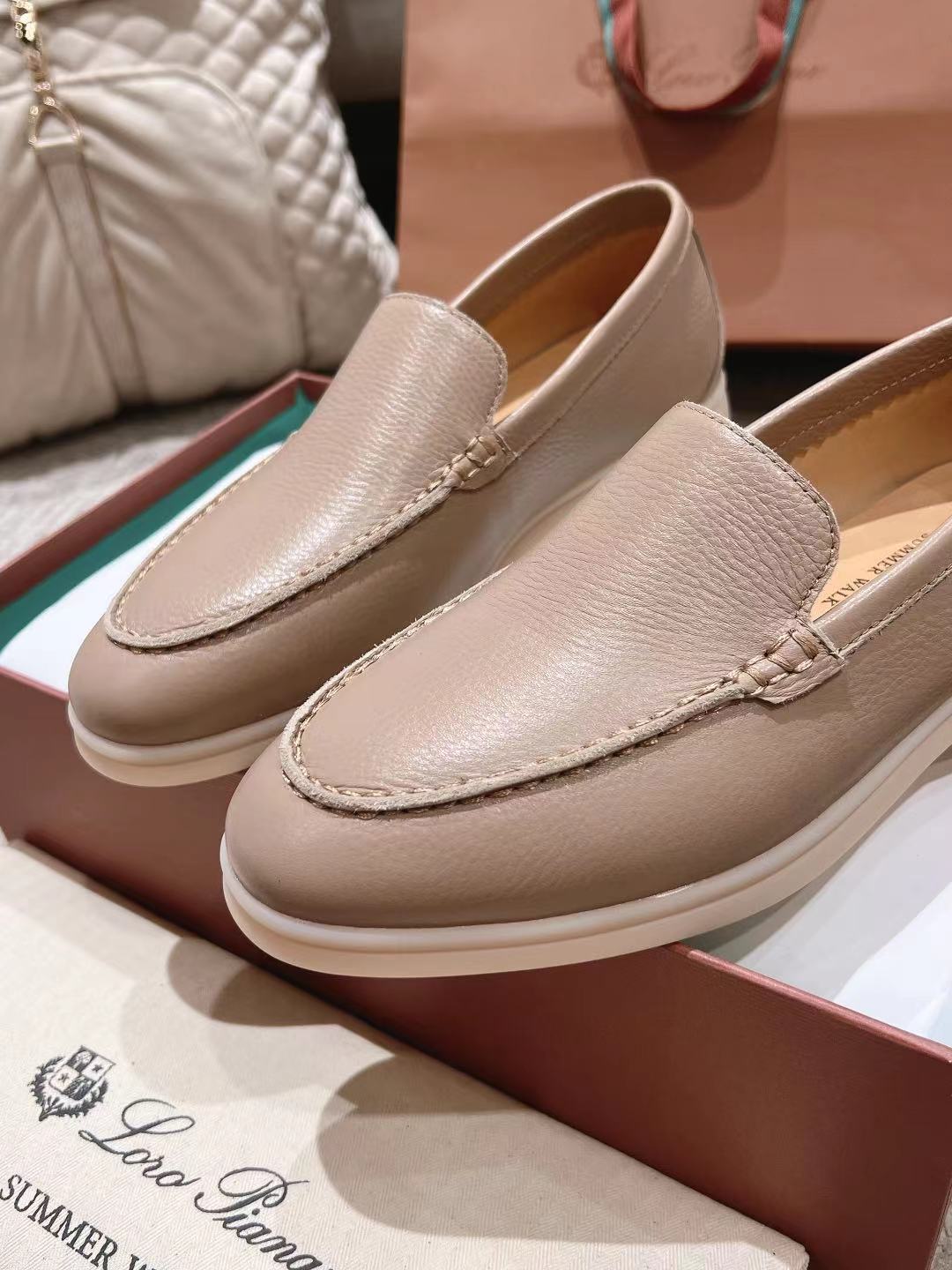 LP Summer Walk Taupe Grain Leather 664638