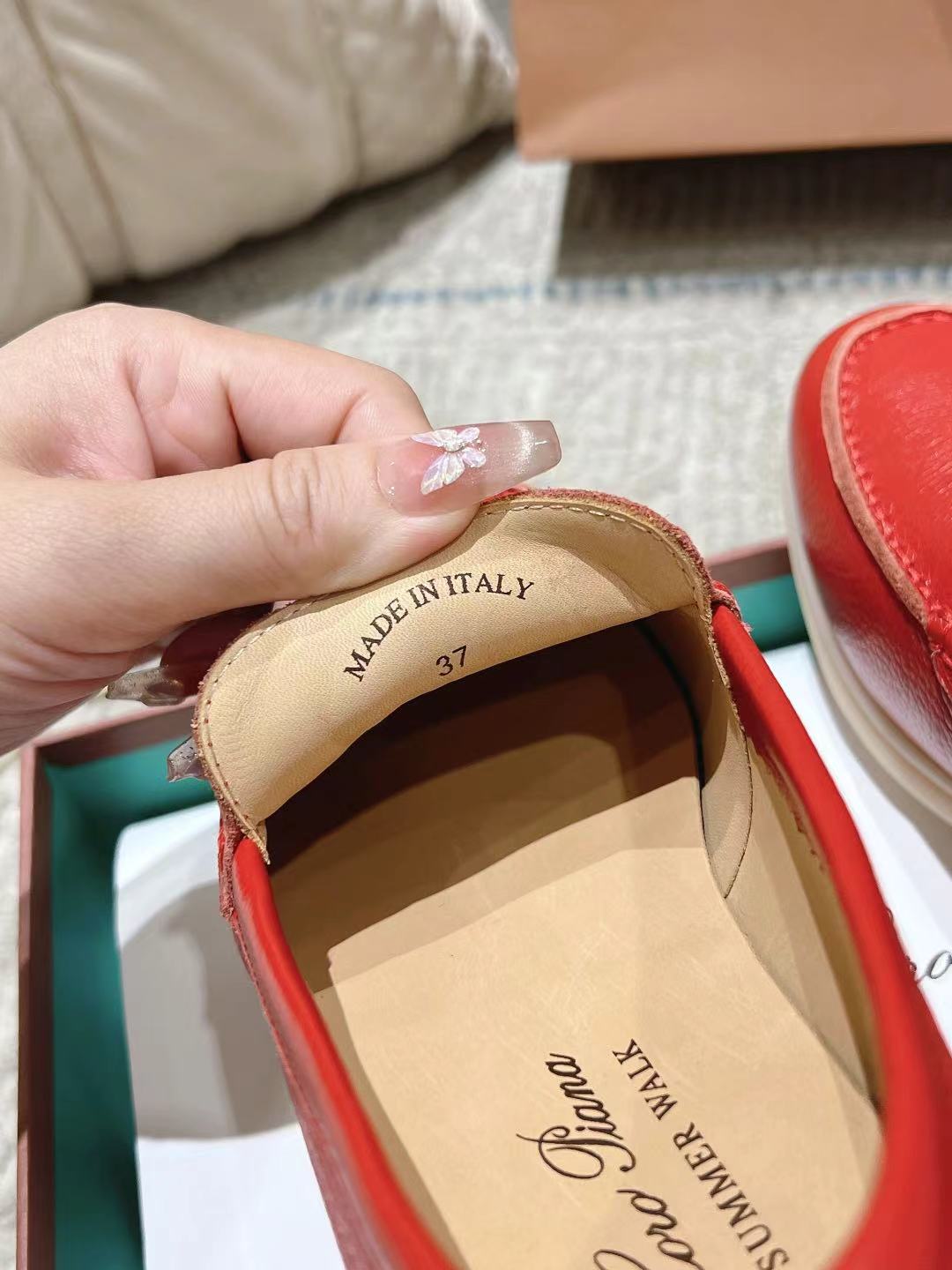LP Summer Walk Red Grain Leather 664635