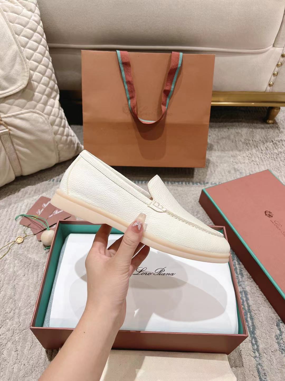 LP Summer Walk Ivory Grain Leather 664634