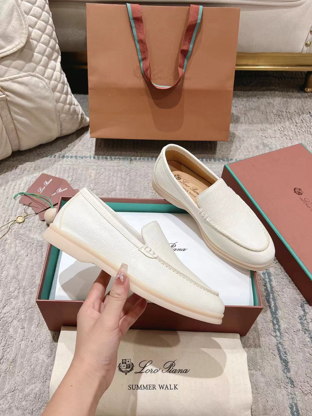 LP Summer Walk Ivory Grain Leather 664634