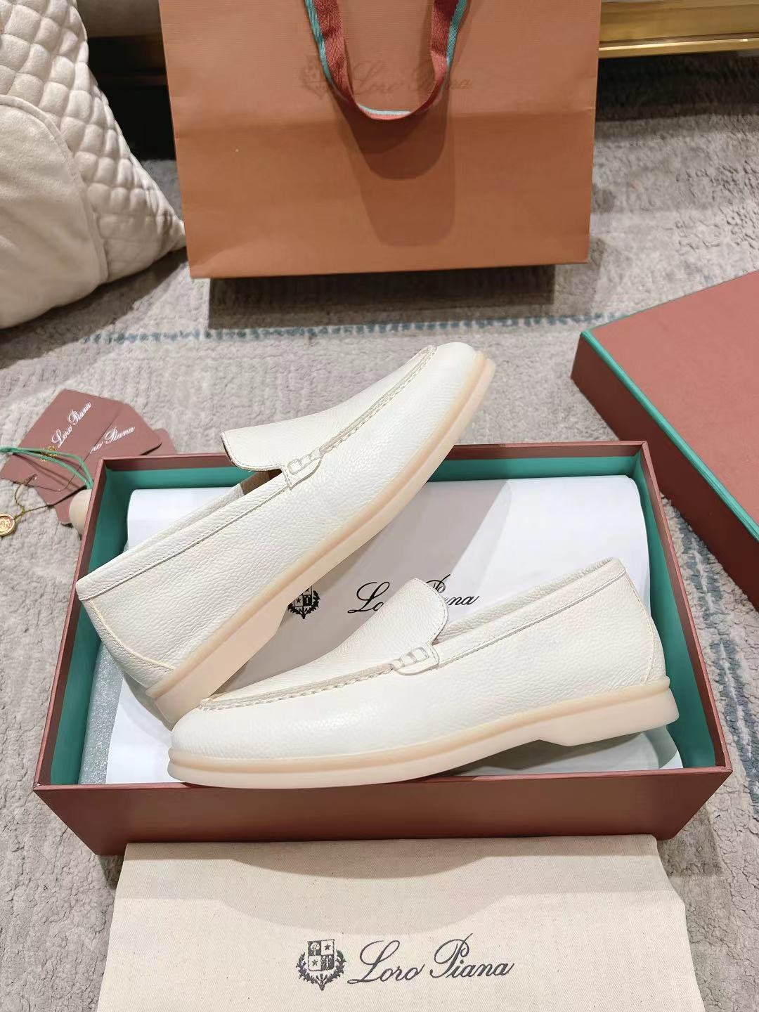 LP Summer Walk Ivory Grain Leather 664634