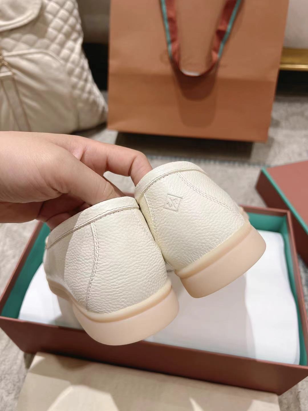LP Summer Walk Ivory Grain Leather 664634