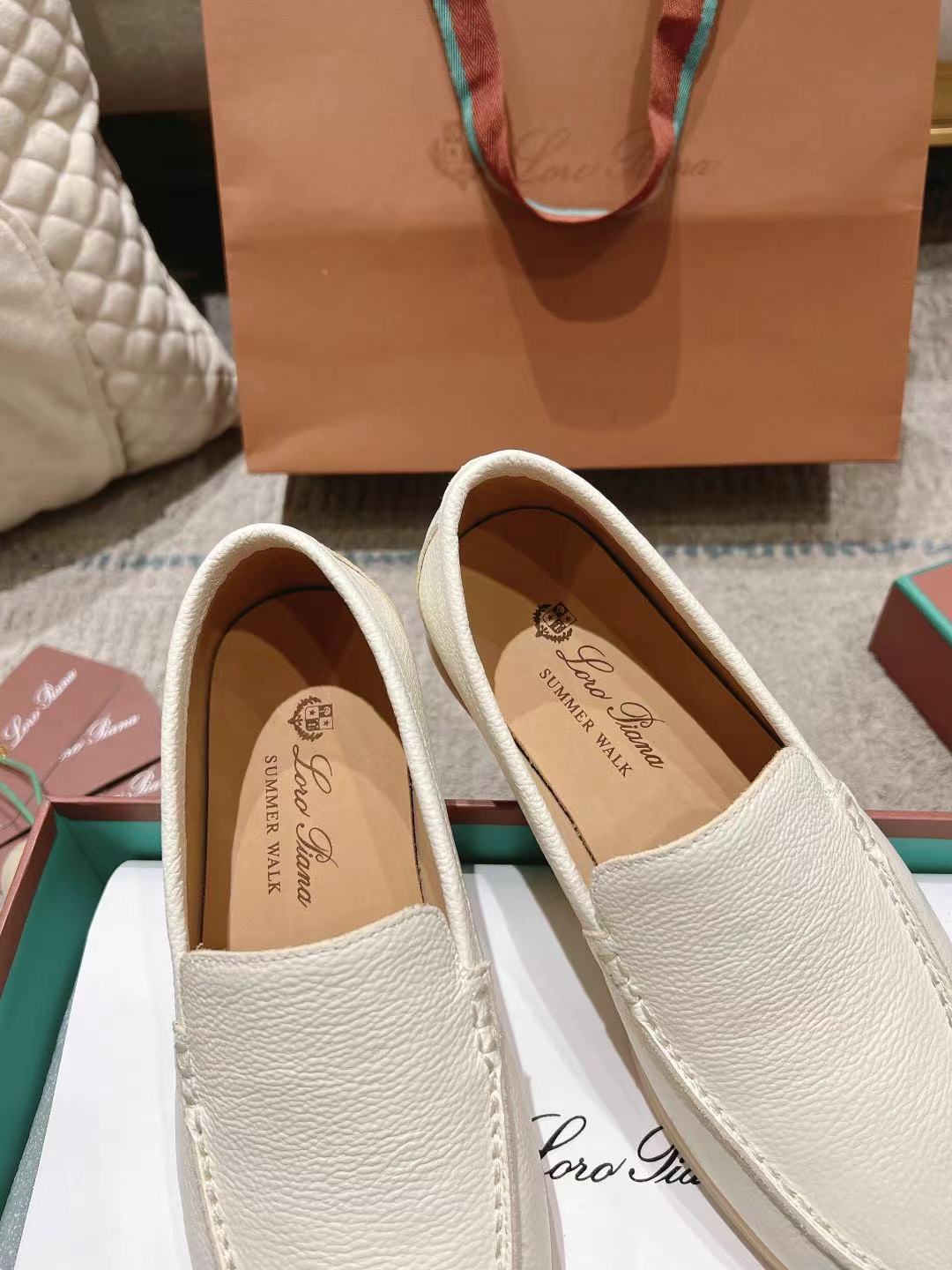LP Summer Walk Ivory Grain Leather 664634