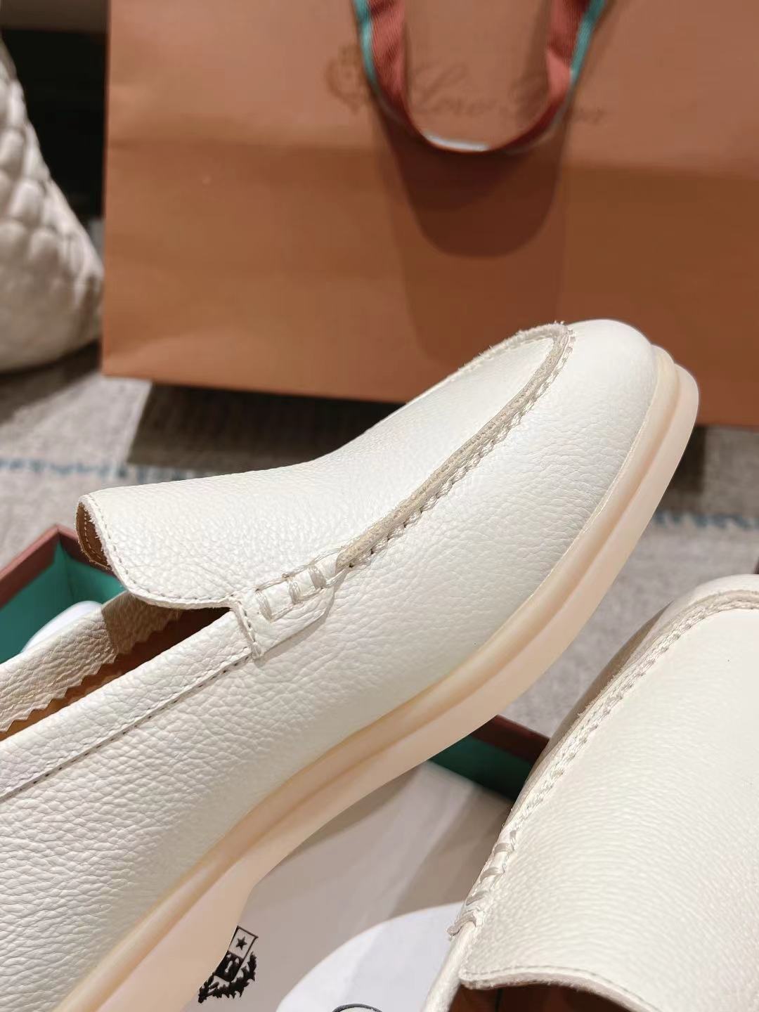 LP Summer Walk Ivory Grain Leather 664634