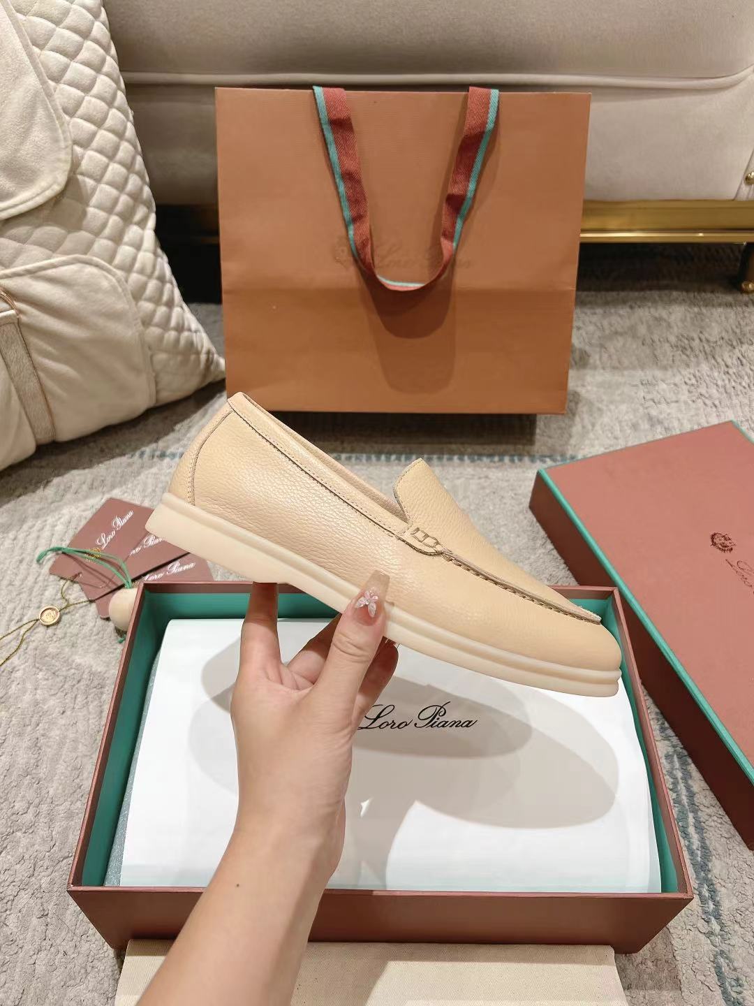 LP Summer Walk Beige Grain Leather 664632