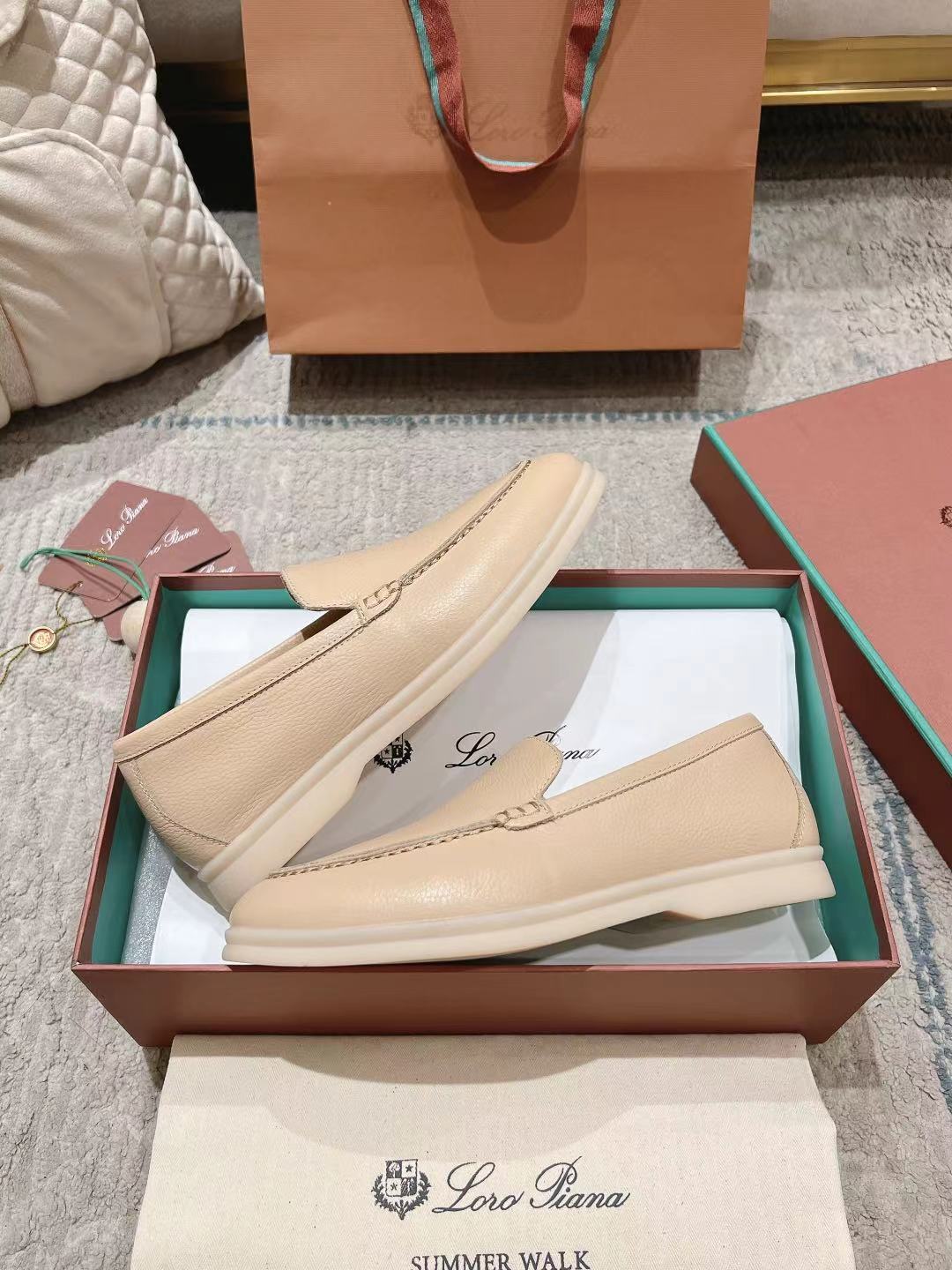 LP Summer Walk Beige Grain Leather 664632