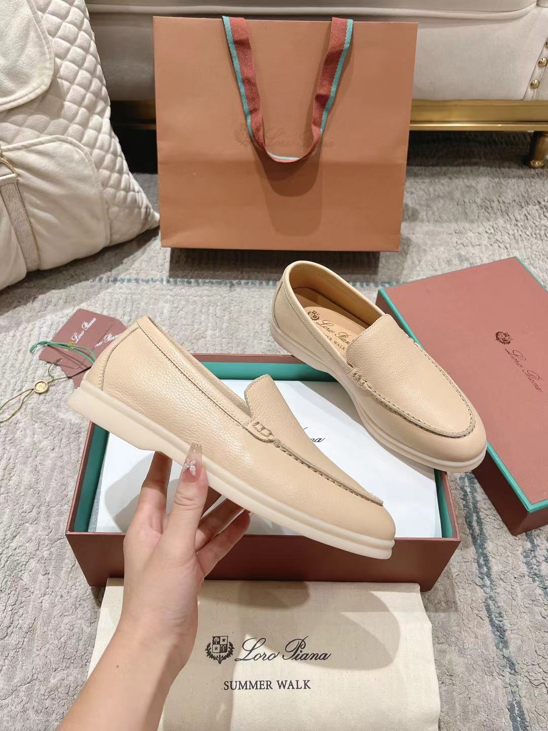 LP Summer Walk Beige Grain Leather 664632