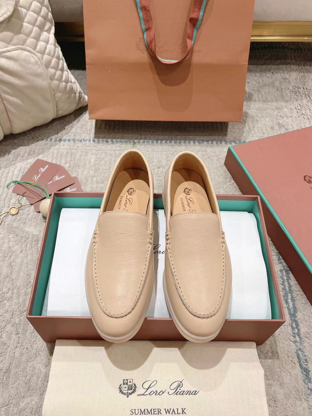 LP Summer Walk Beige Grain Leather 664632