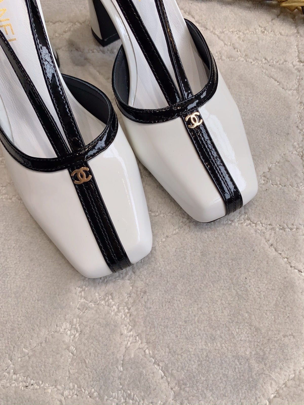 CC FW26 Square Cap Toe Slingback 8.5cm Black White Patent Leather 723690