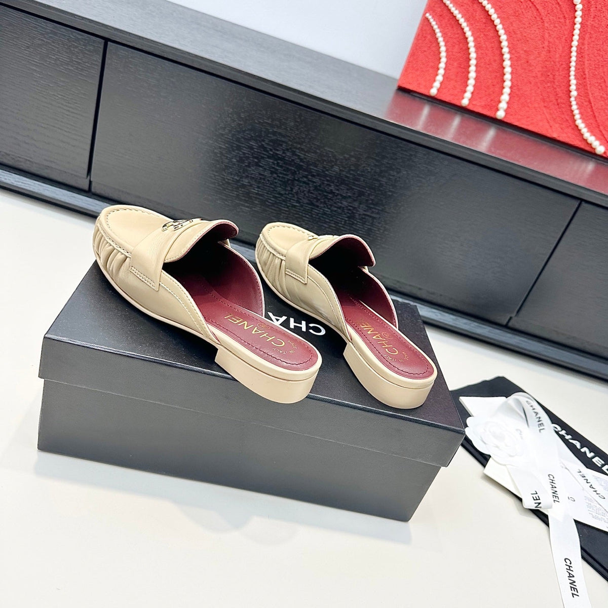 CC 26A Métiers d'art 2026 Mules Beige Glossy Sheepskin 900228