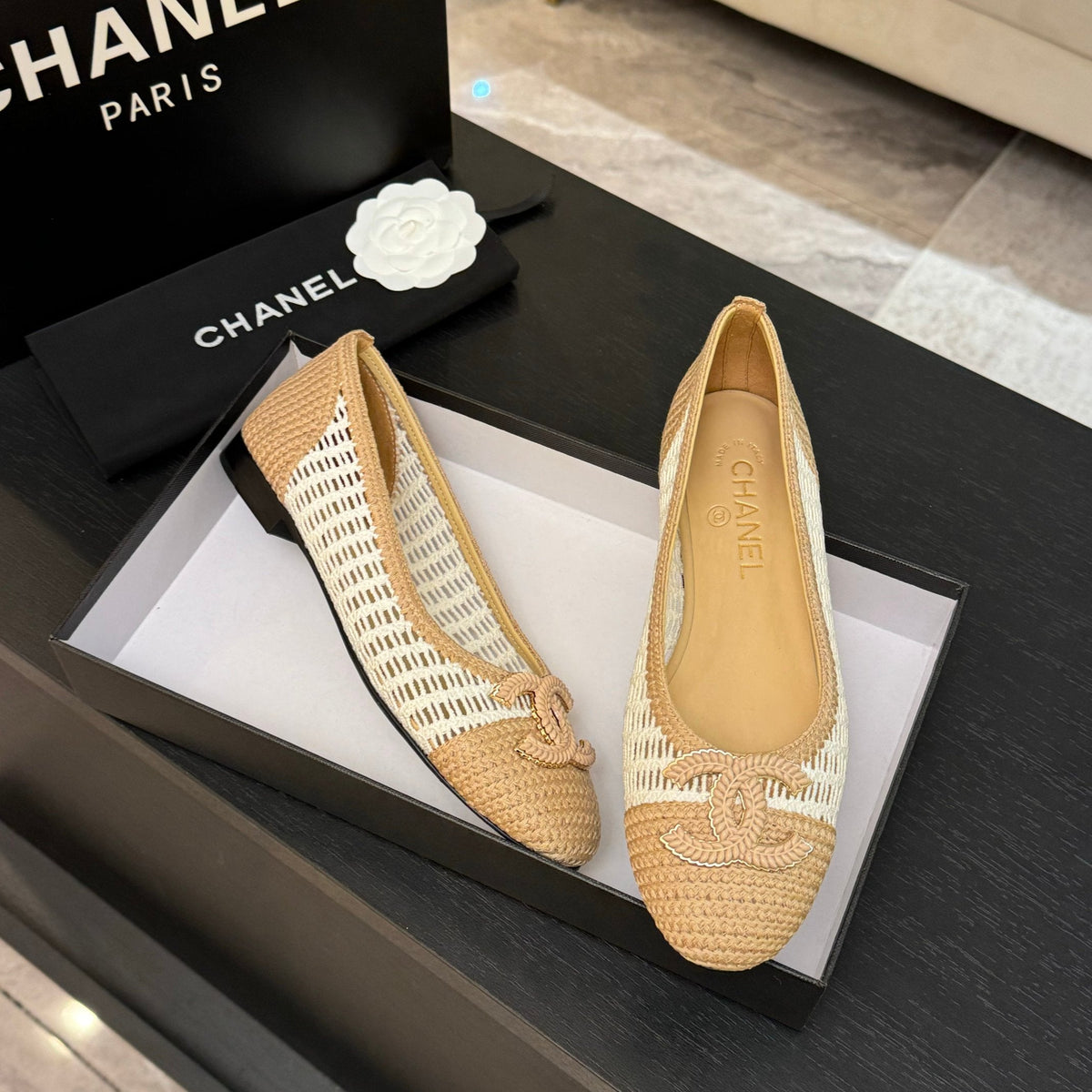 CC 25P Ballet Flat White Beige Raffia Large Logo