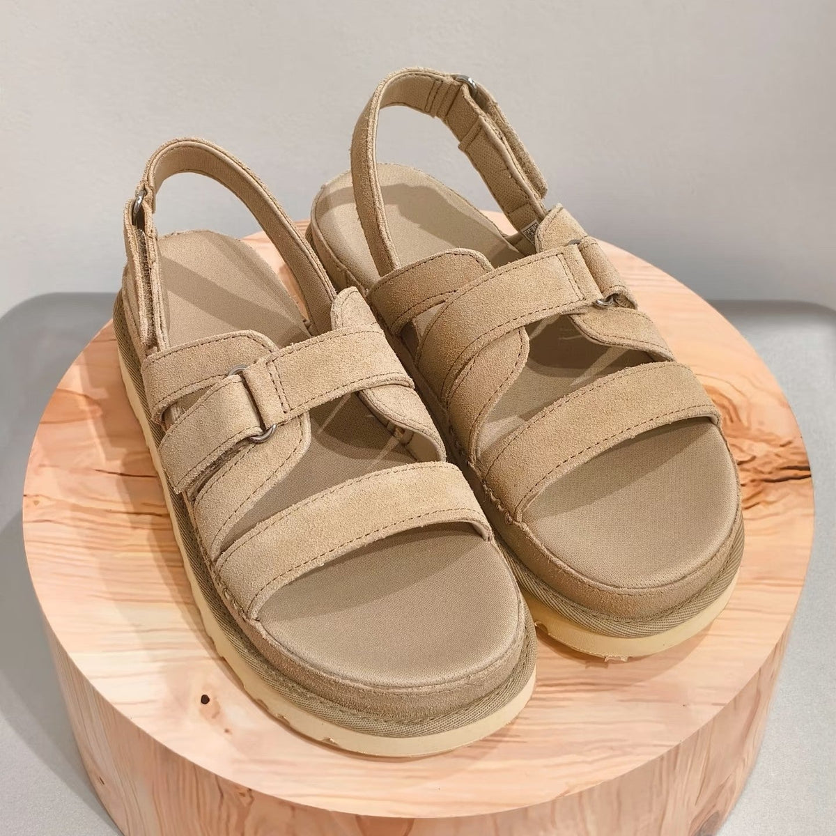 UGG Goldenstar Gleam Sandal Light Khahi Suede 664857