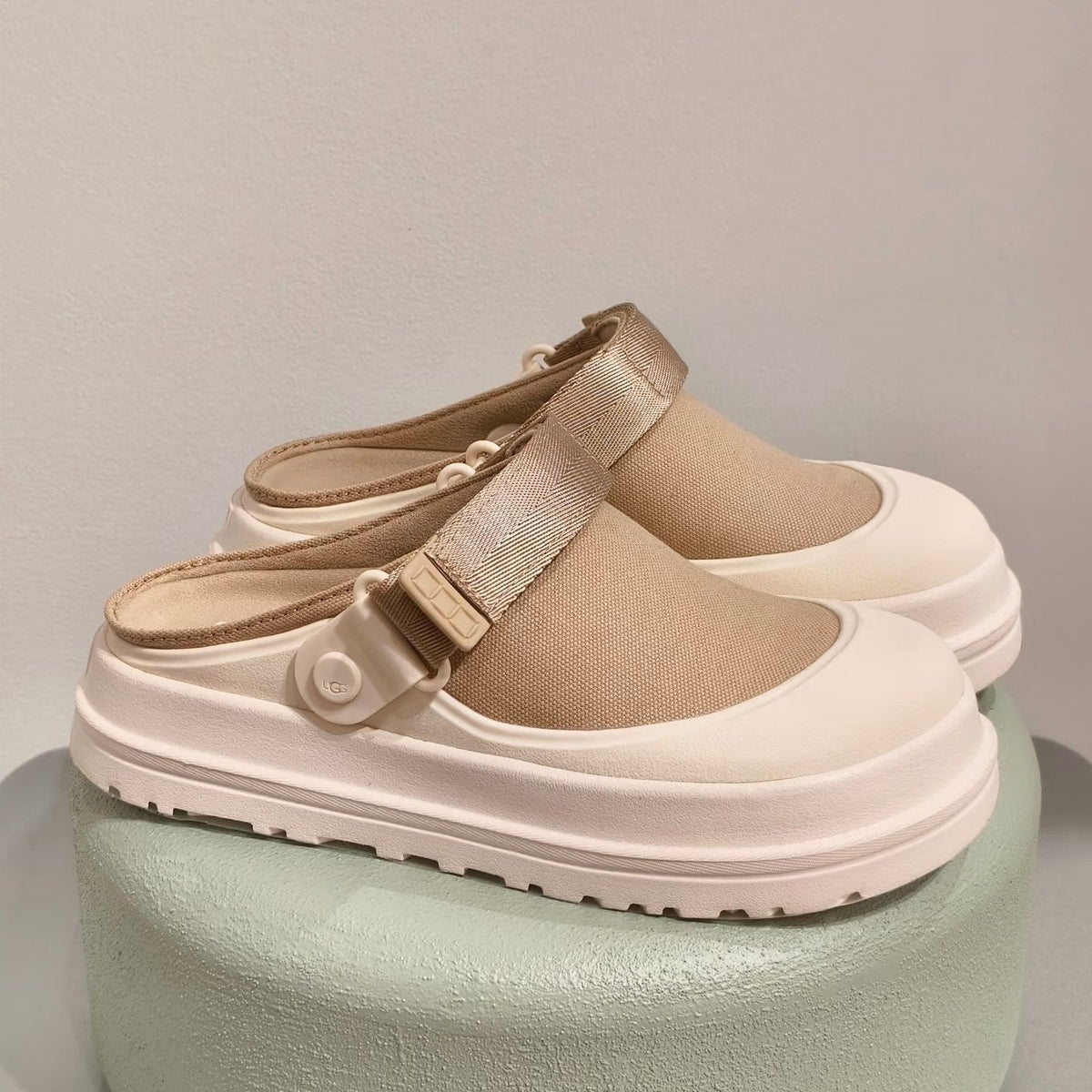 UGG Goldenglow Clog Light Khahi Ivory Canvas 664853