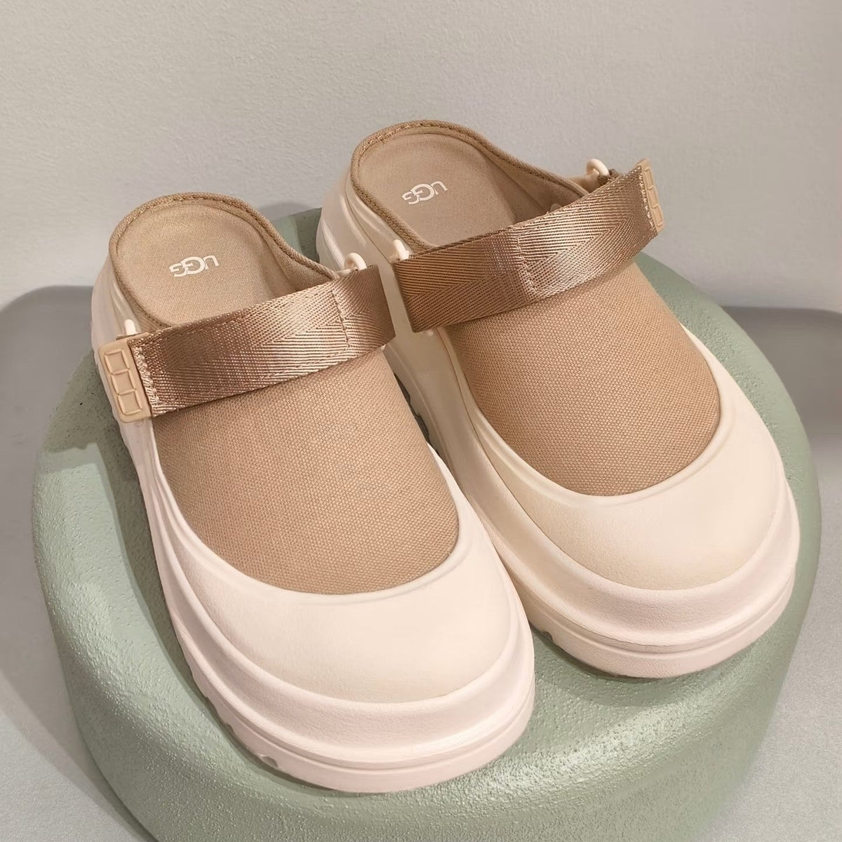 UGG Goldenglow Clog Light Khahi Ivory Canvas 664853