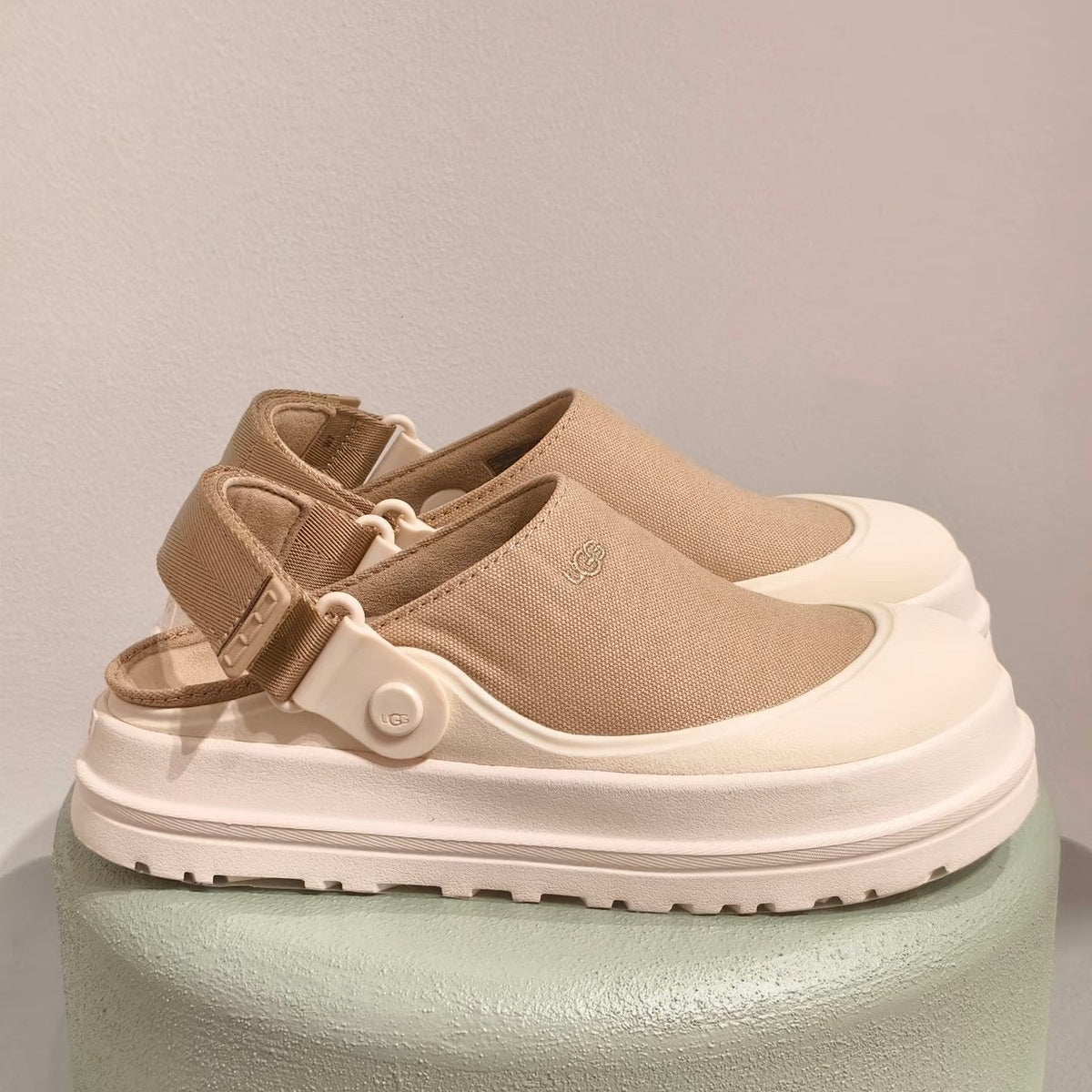 UGG Goldenglow Clog Light Khahi Ivory Canvas 664853