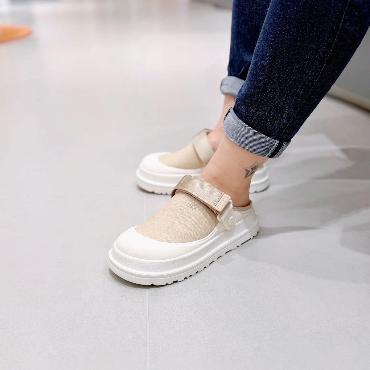 UGG Goldenglow Clog Light Khahi Ivory Canvas 664853