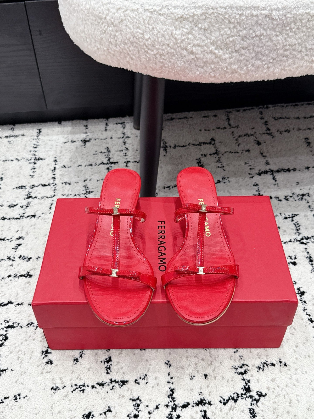 Ferragamo 26s T-strap Slippers Red Leather 923517