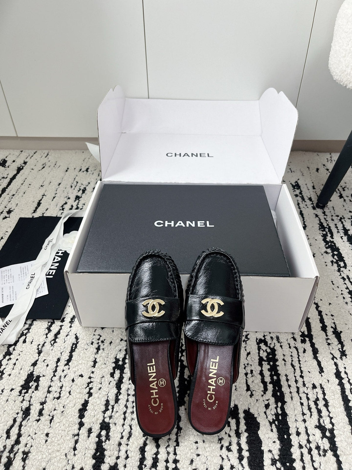 CC 26A Métiers d'art 2026 Mules Black Glossy Sheepskin 900756