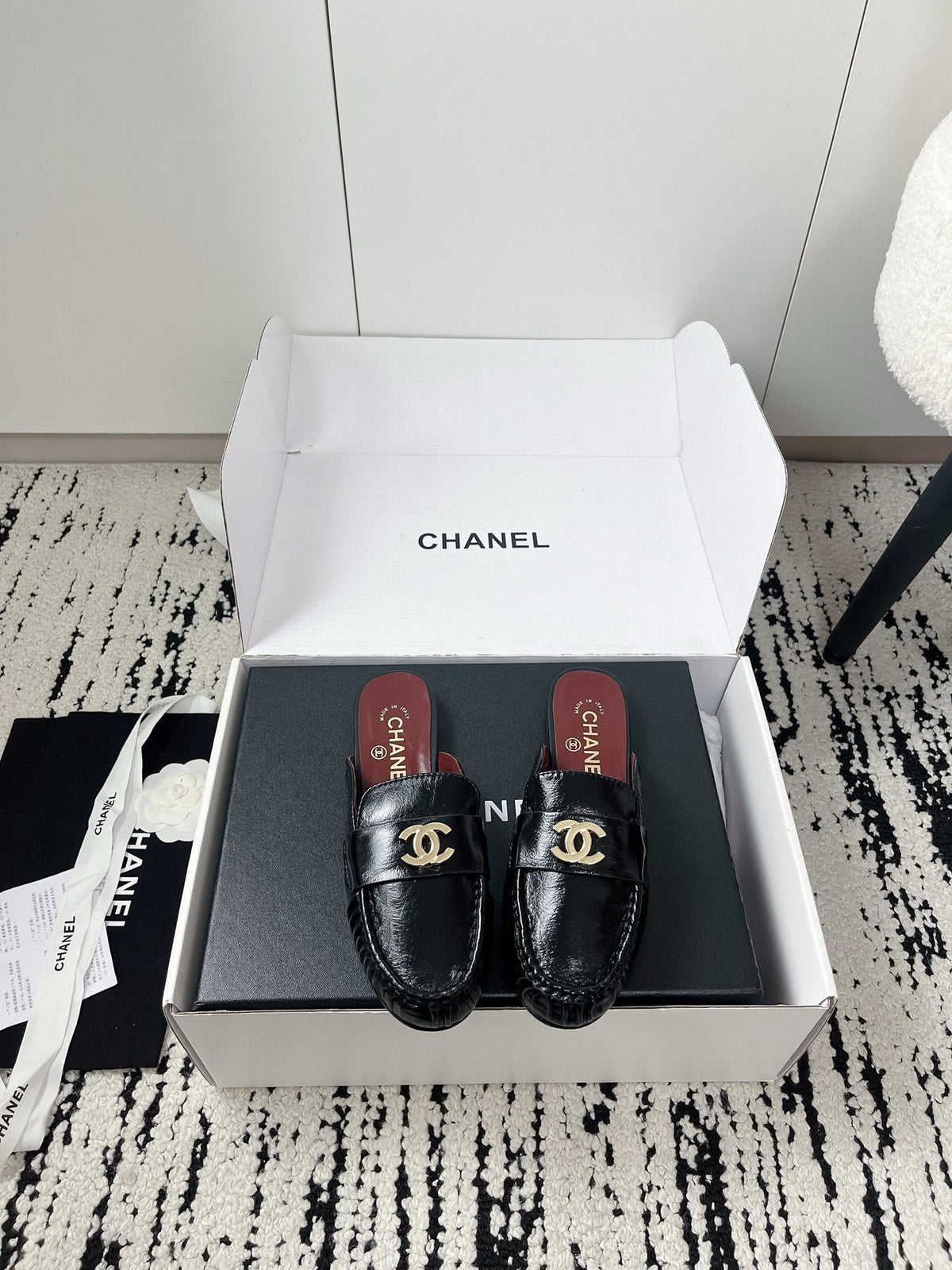 CC 26A Métiers d'art 2026 Mules Black Glossy Sheepskin 900756