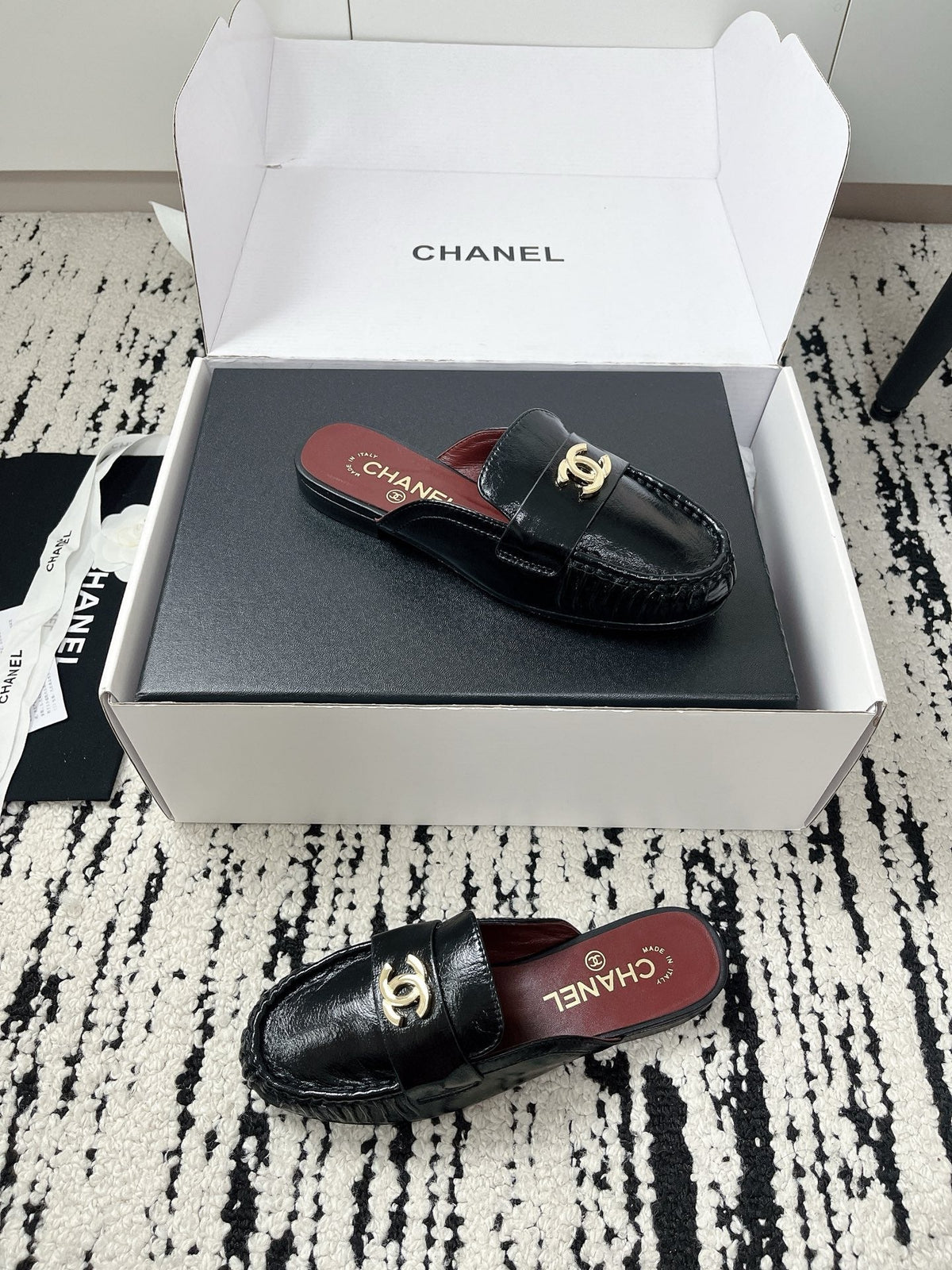 CC 26A Métiers d'art 2026 Mules Black Glossy Sheepskin 900756