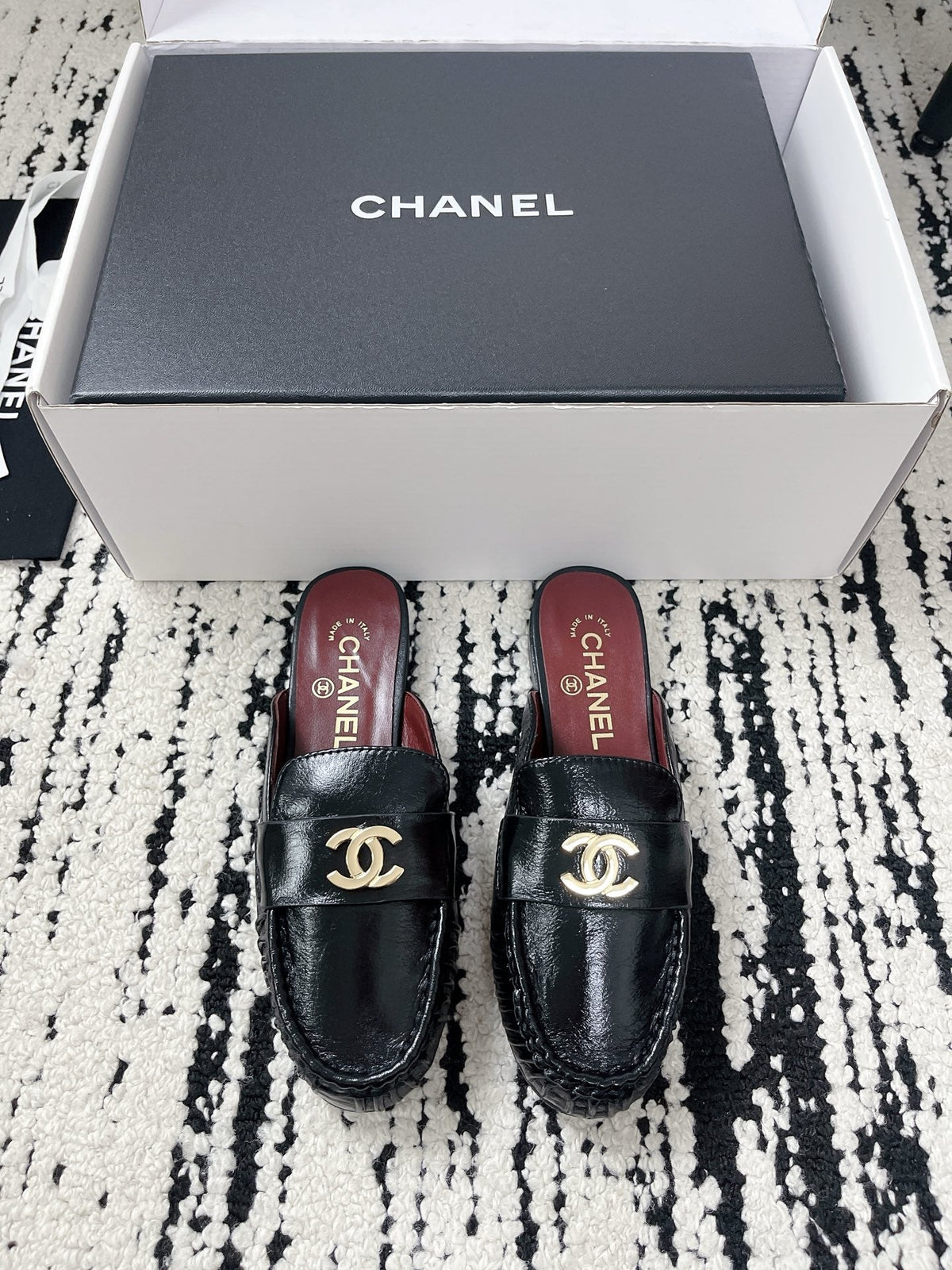 CC 26A Métiers d'art 2026 Mules Black Glossy Sheepskin 900756