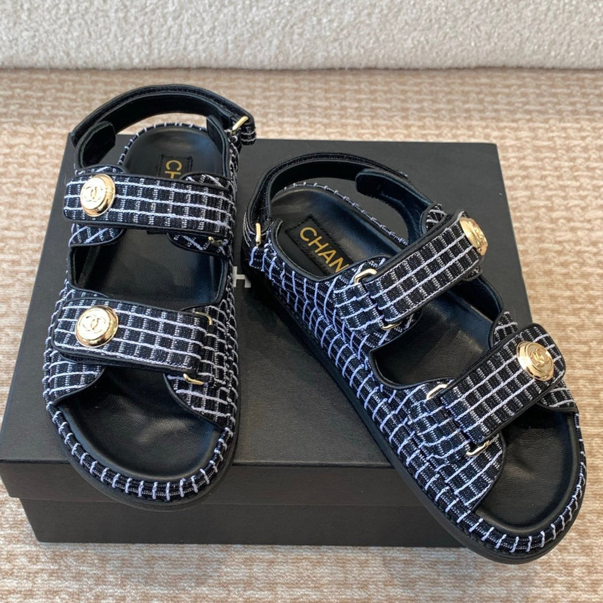 DAD SANDAL IN BLACK MIX WHITE DENIM FABRIC