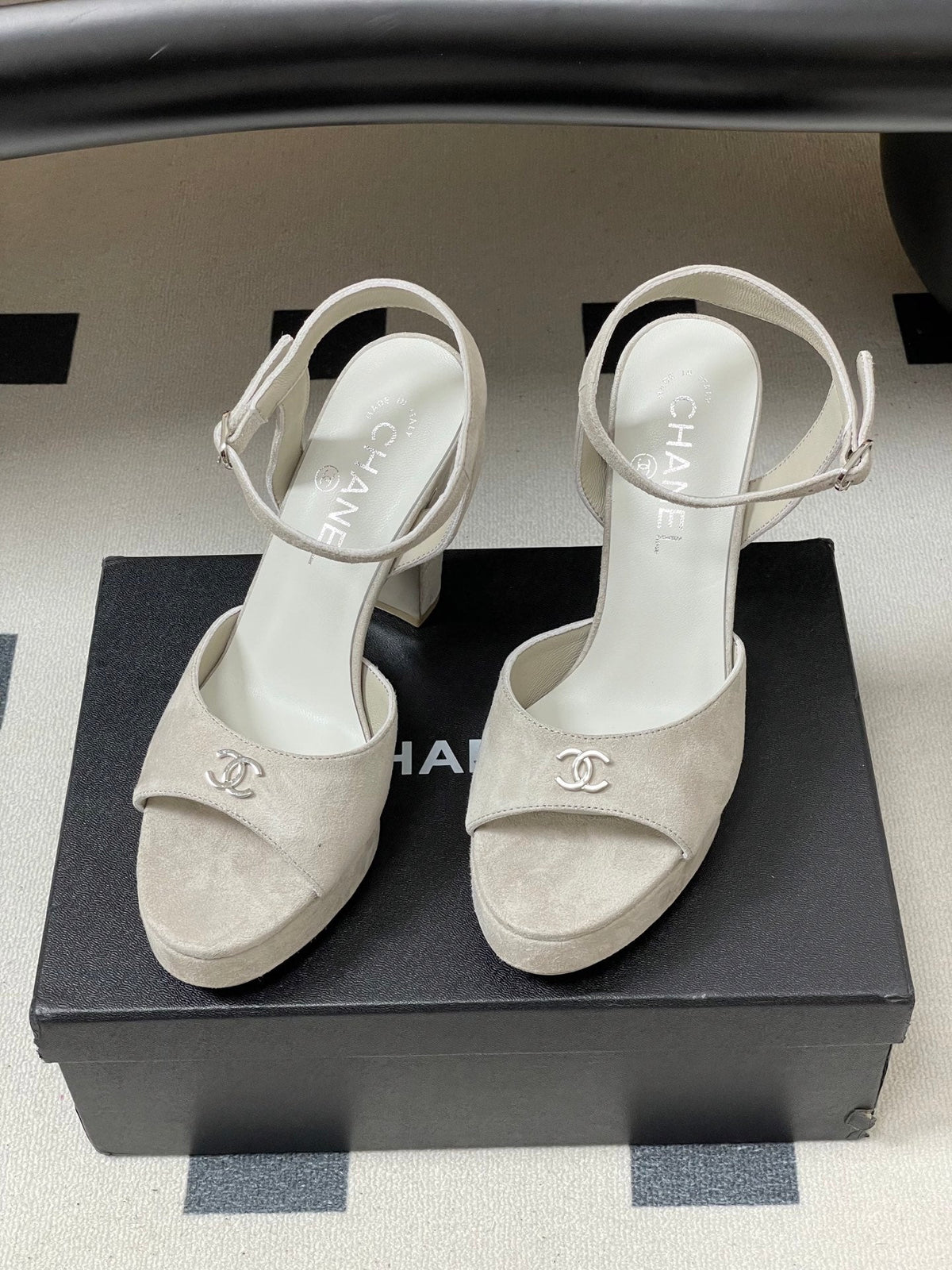 CC 26SS Platform Sandals 120mm Light Gray Double C Sheepskin Suede 632573