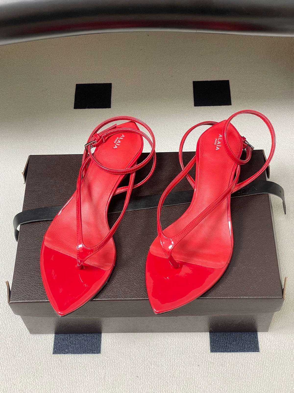 Alaia Invisible Thong Sandals 3cm Red Patent Leather 835287