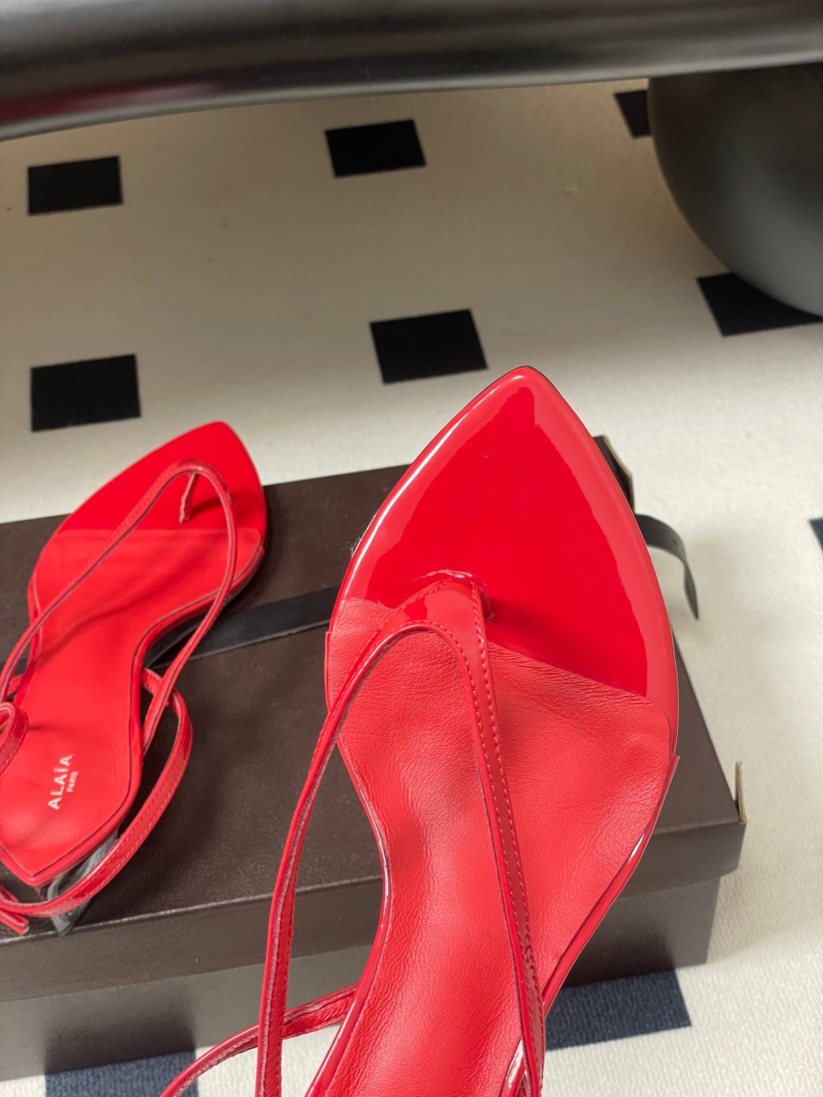 Alaia Invisible Thong Sandals 3cm Red Patent Leather 835287