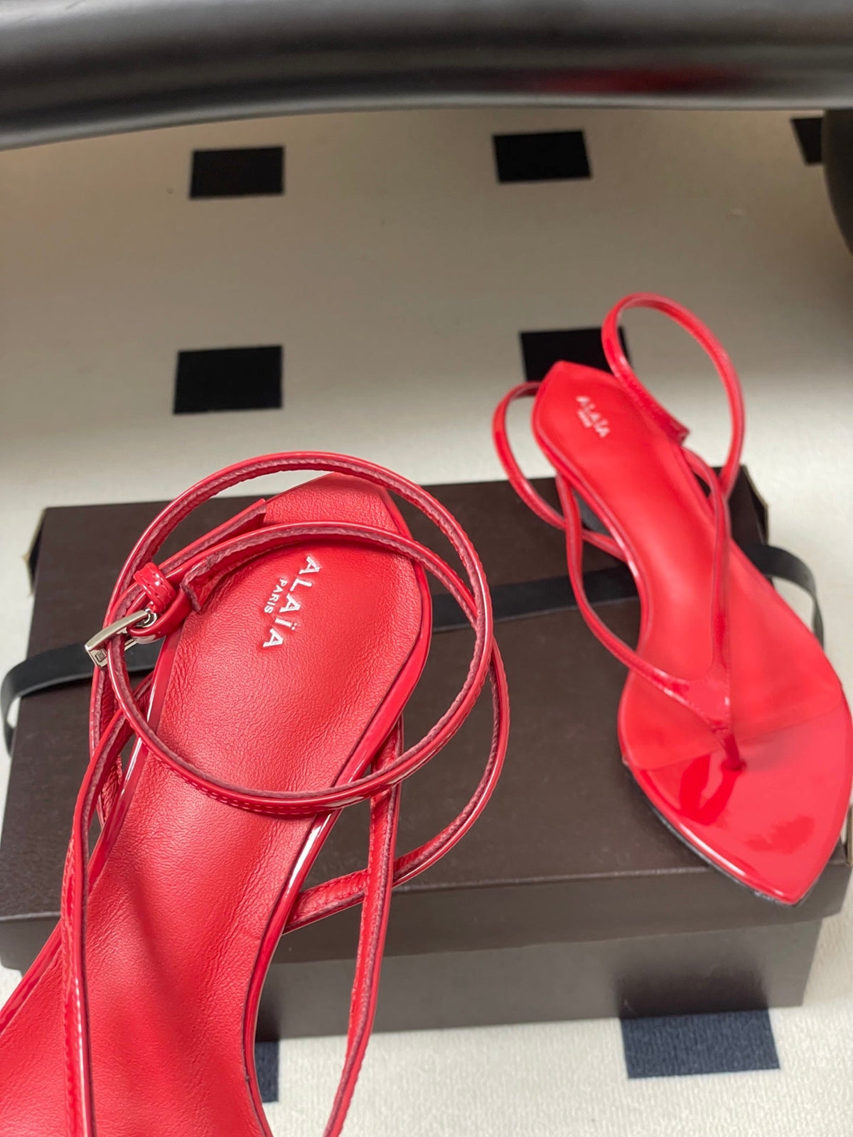 Alaia Invisible Thong Sandals 3cm Red Patent Leather 835287
