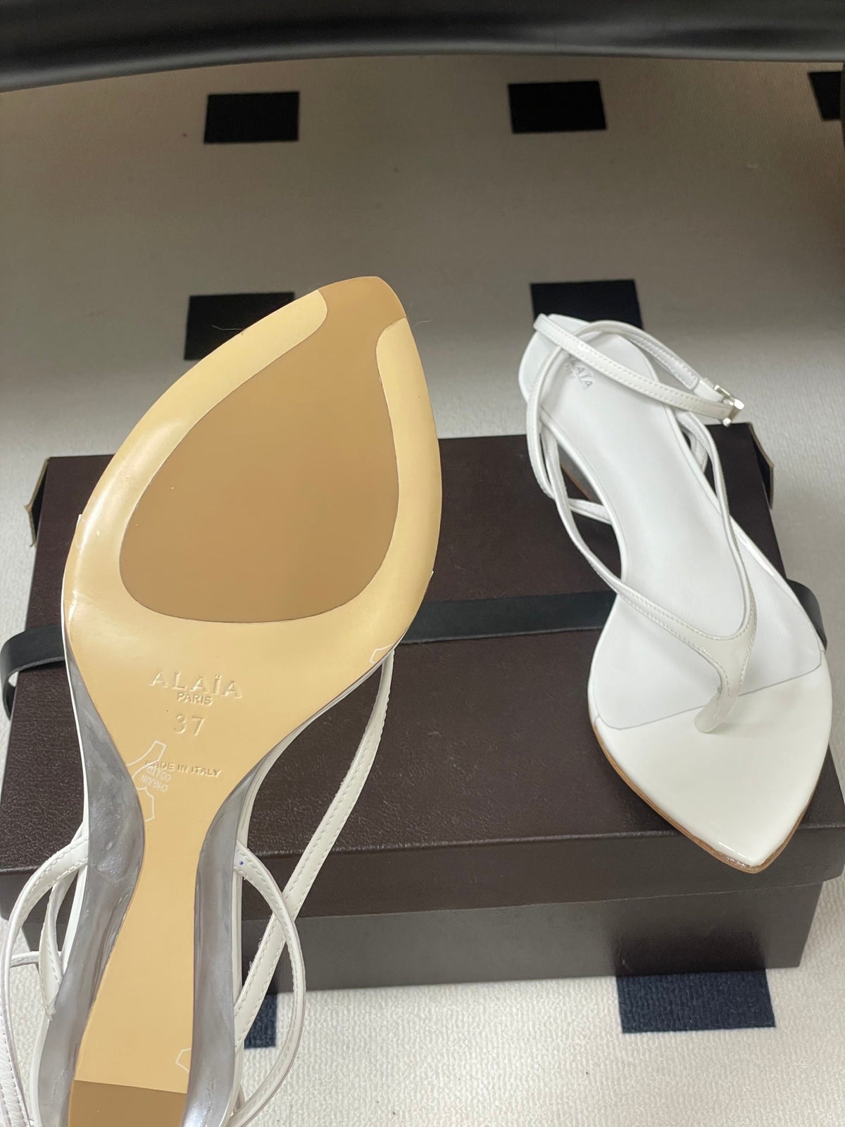 Alaia Invisible Thong Sandals 3cm White Patent Leather 835286