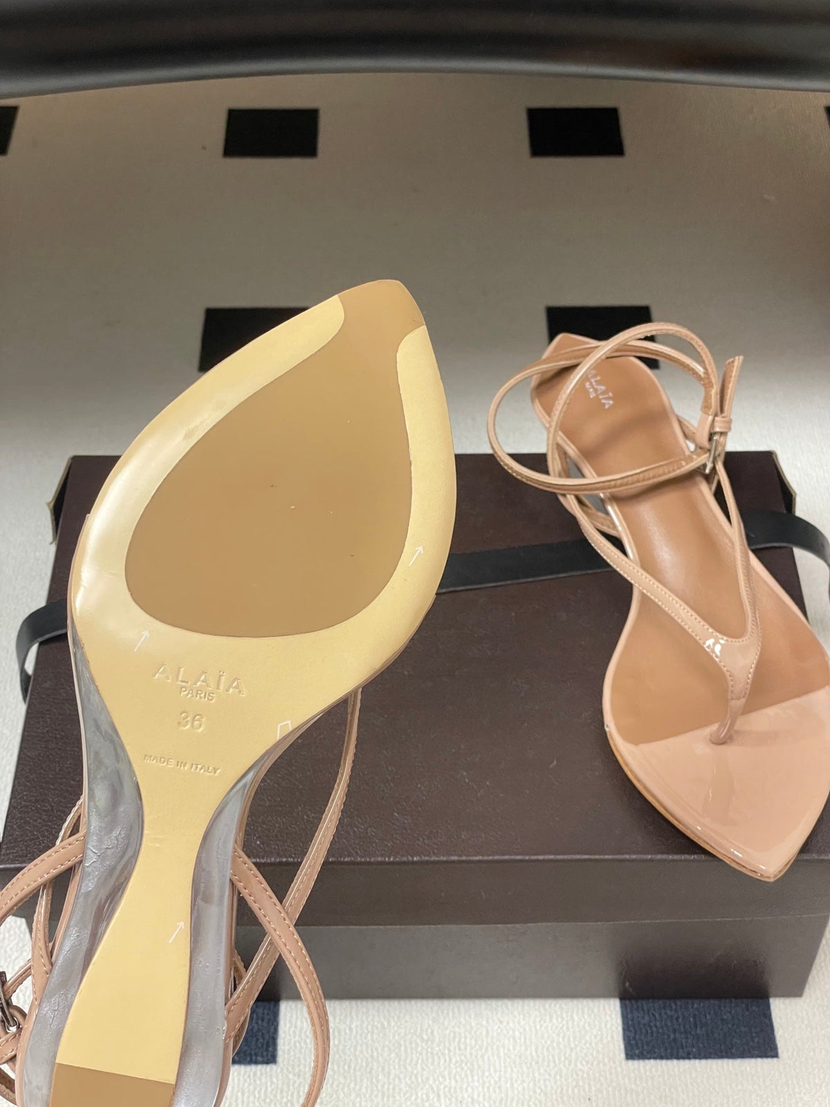 Alaia Invisible Thong Sandals 3cm Beige Patent Leather 835289