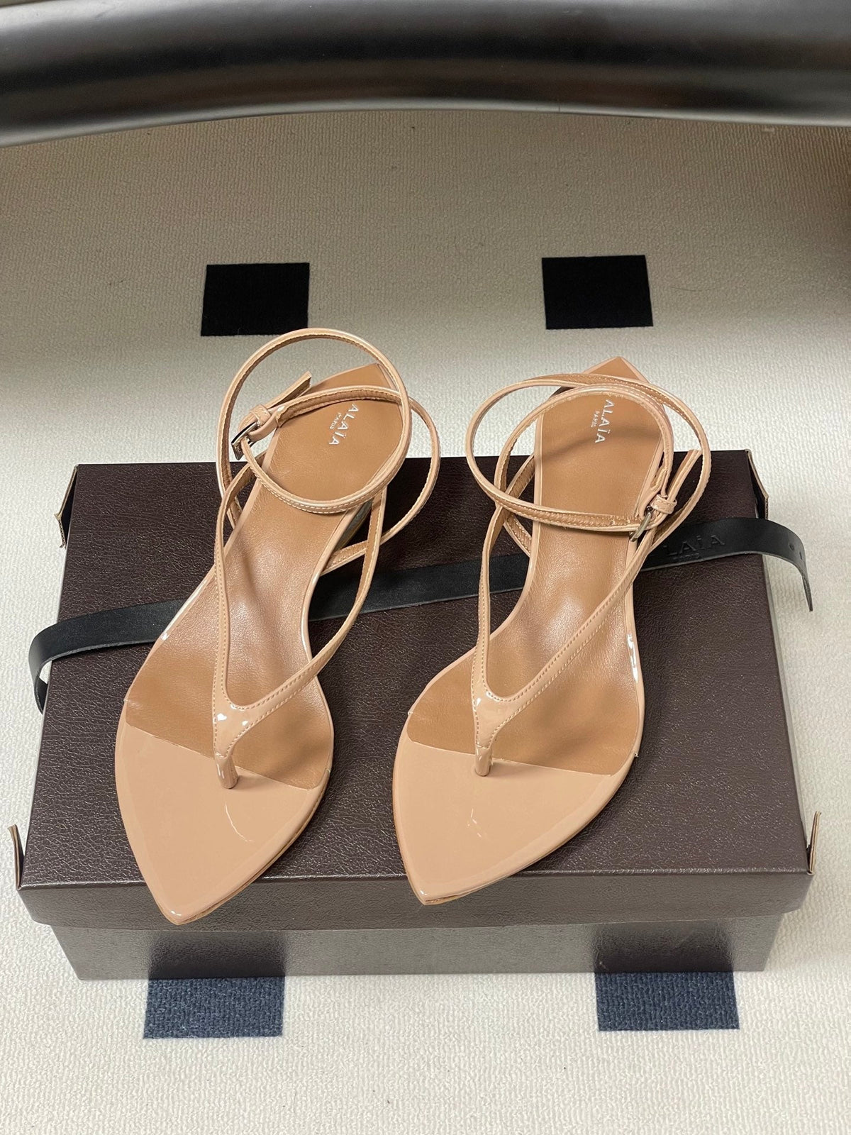 Alaia Invisible Thong Sandals 3cm Beige Patent Leather 835289