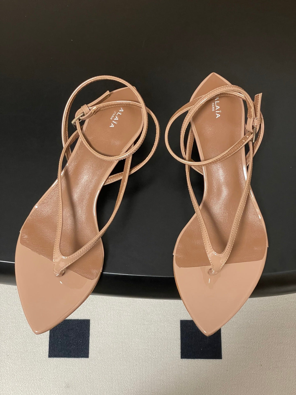 Alaia Invisible Thong Sandals 3cm Beige Patent Leather 835289