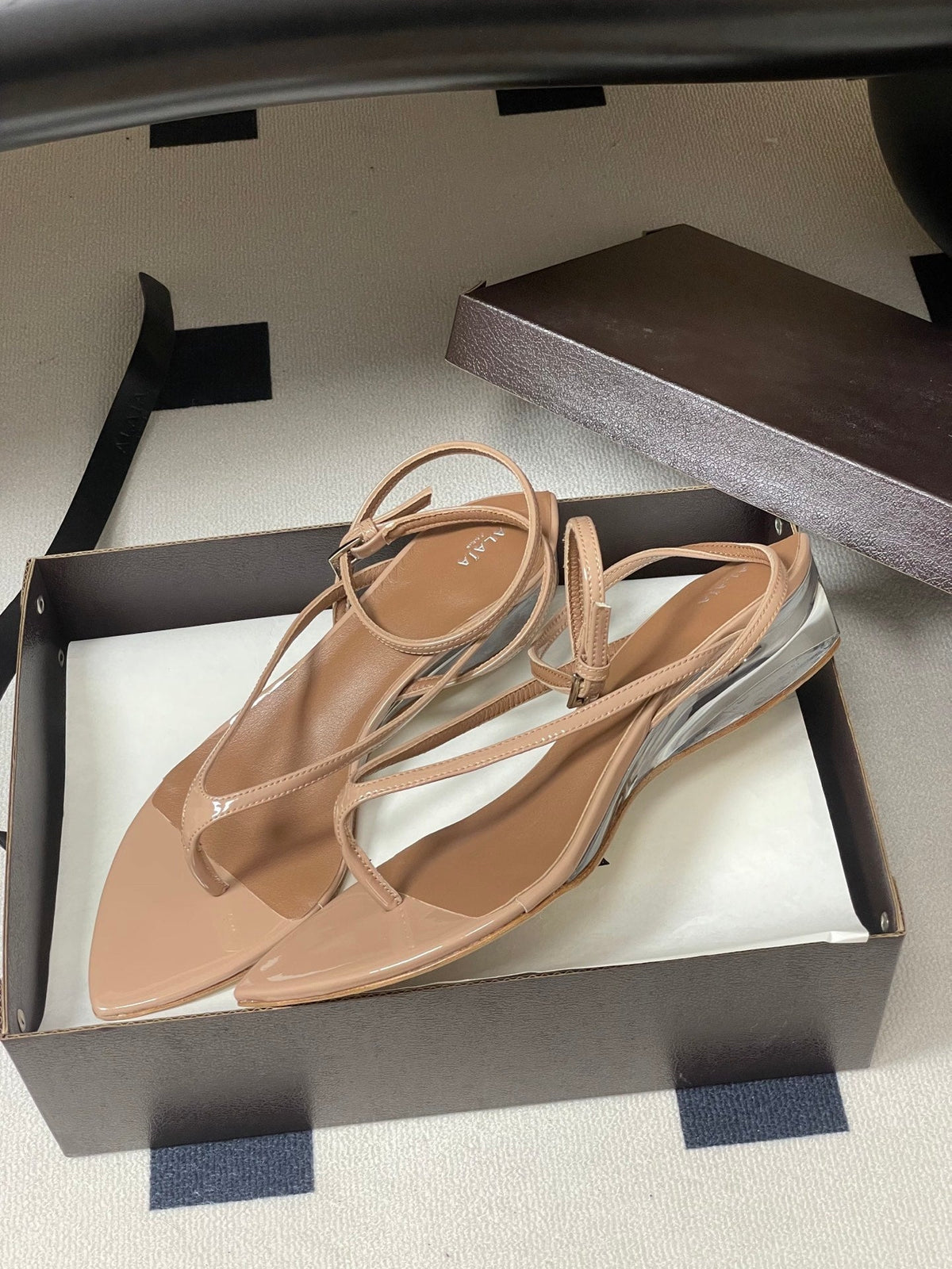 Alaia Invisible Thong Sandals 3cm Beige Patent Leather 835289