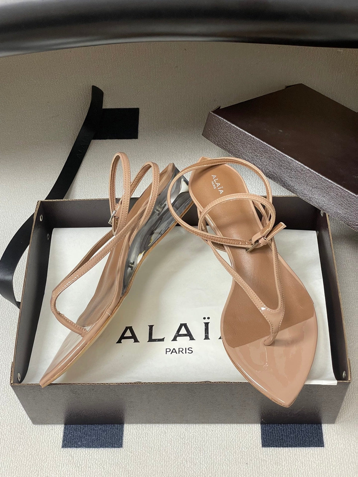 Alaia Invisible Thong Sandals 3cm Beige Patent Leather 835289