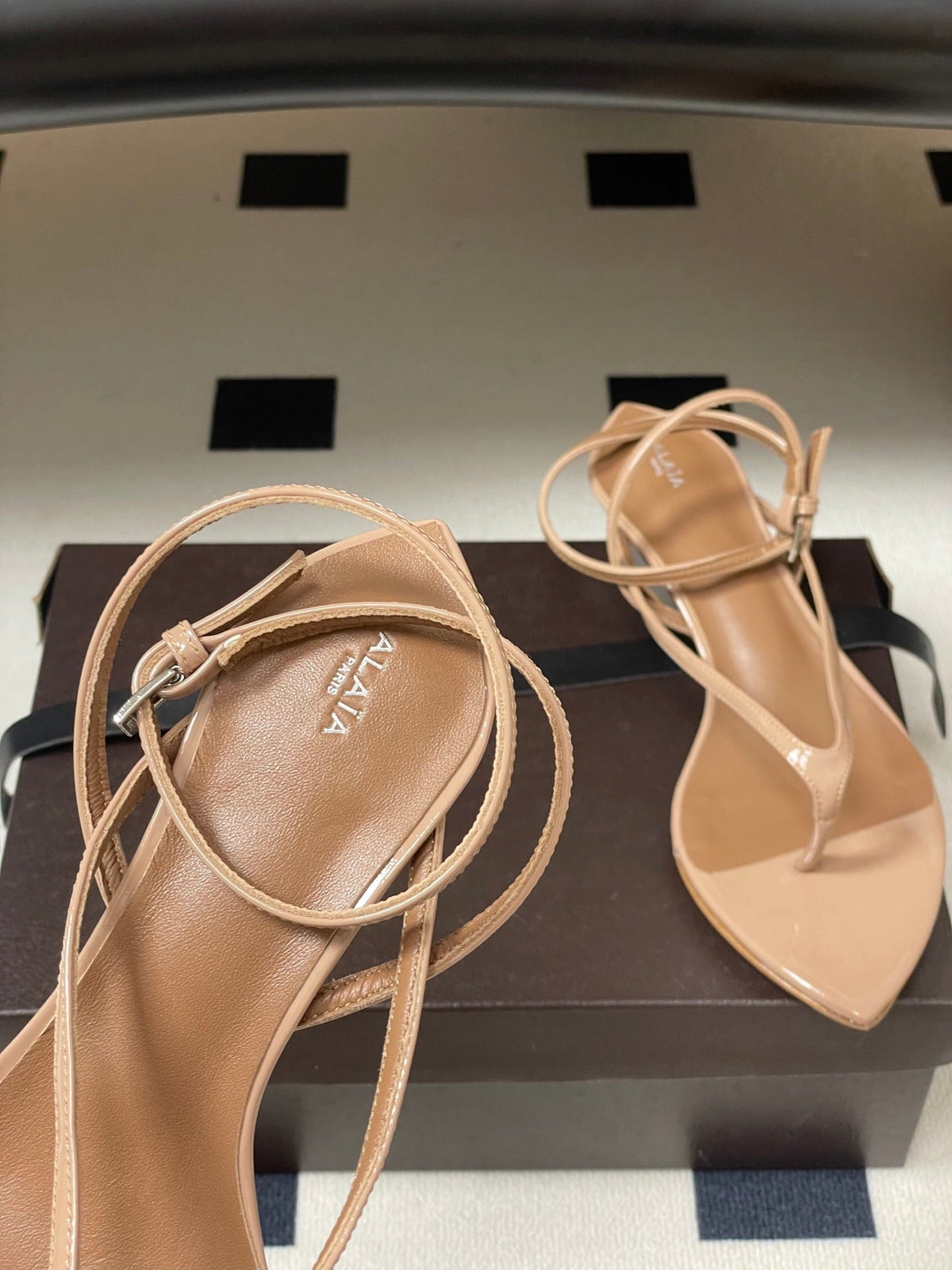 Alaia Invisible Thong Sandals 3cm Beige Patent Leather 835289