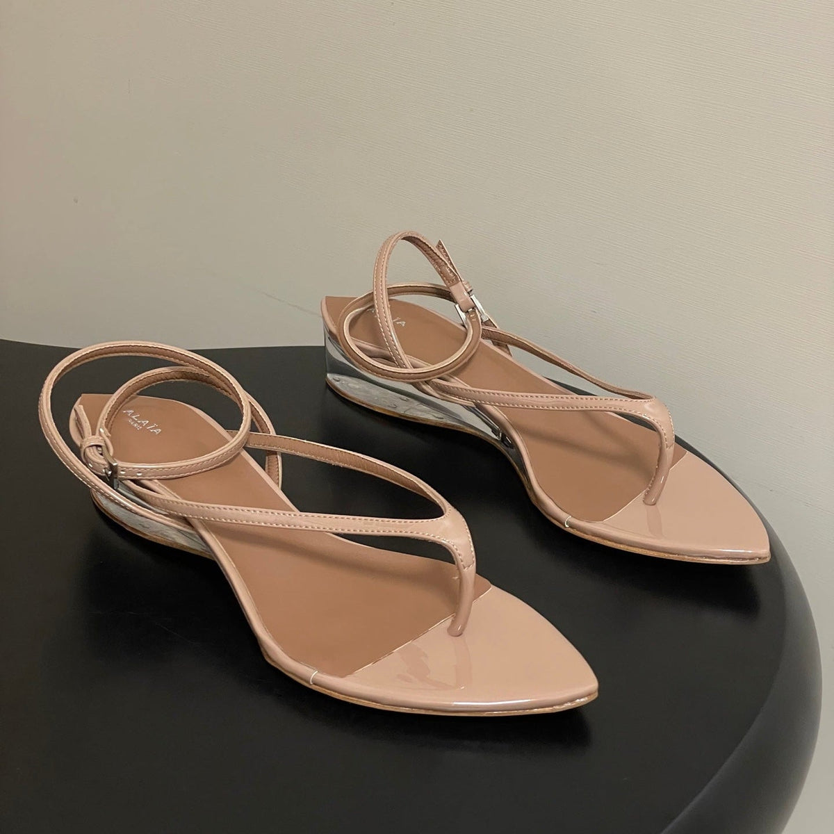 Alaia Invisible Thong Sandals 3cm Beige Patent Leather 835289