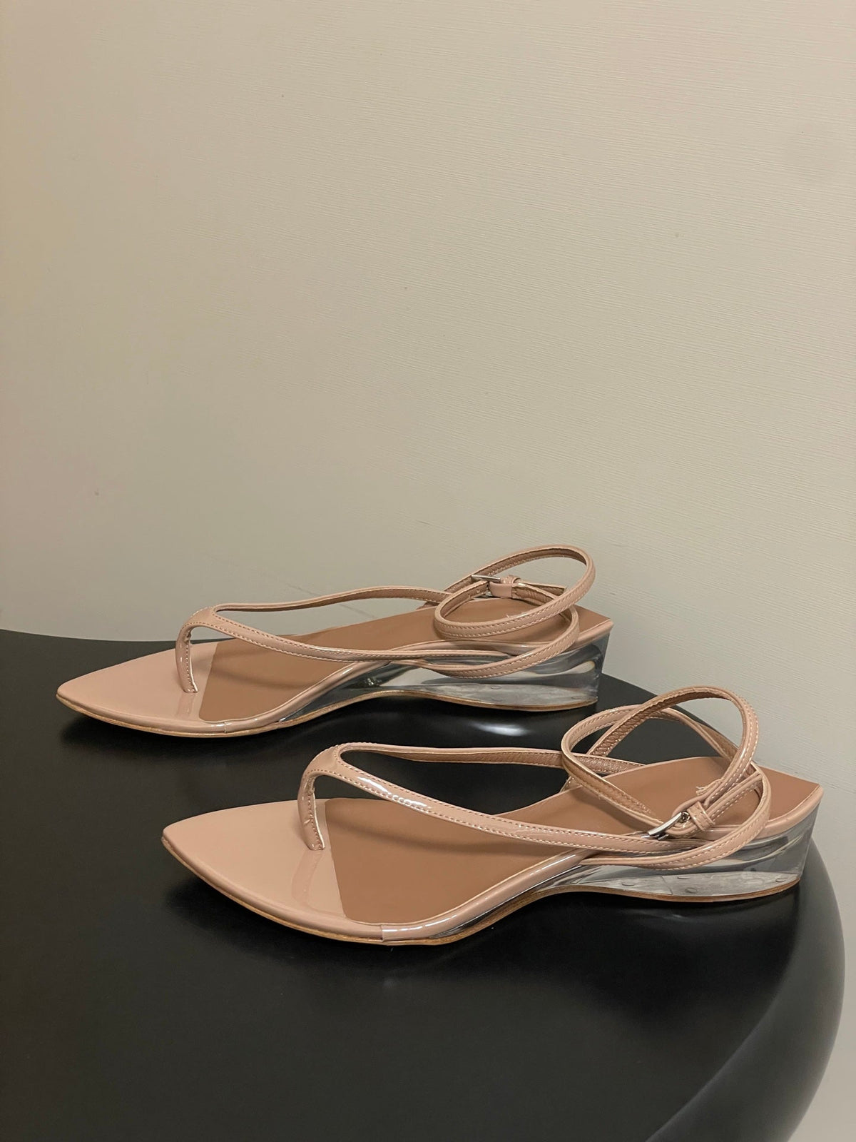 Alaia Invisible Thong Sandals 3cm Beige Patent Leather 835289