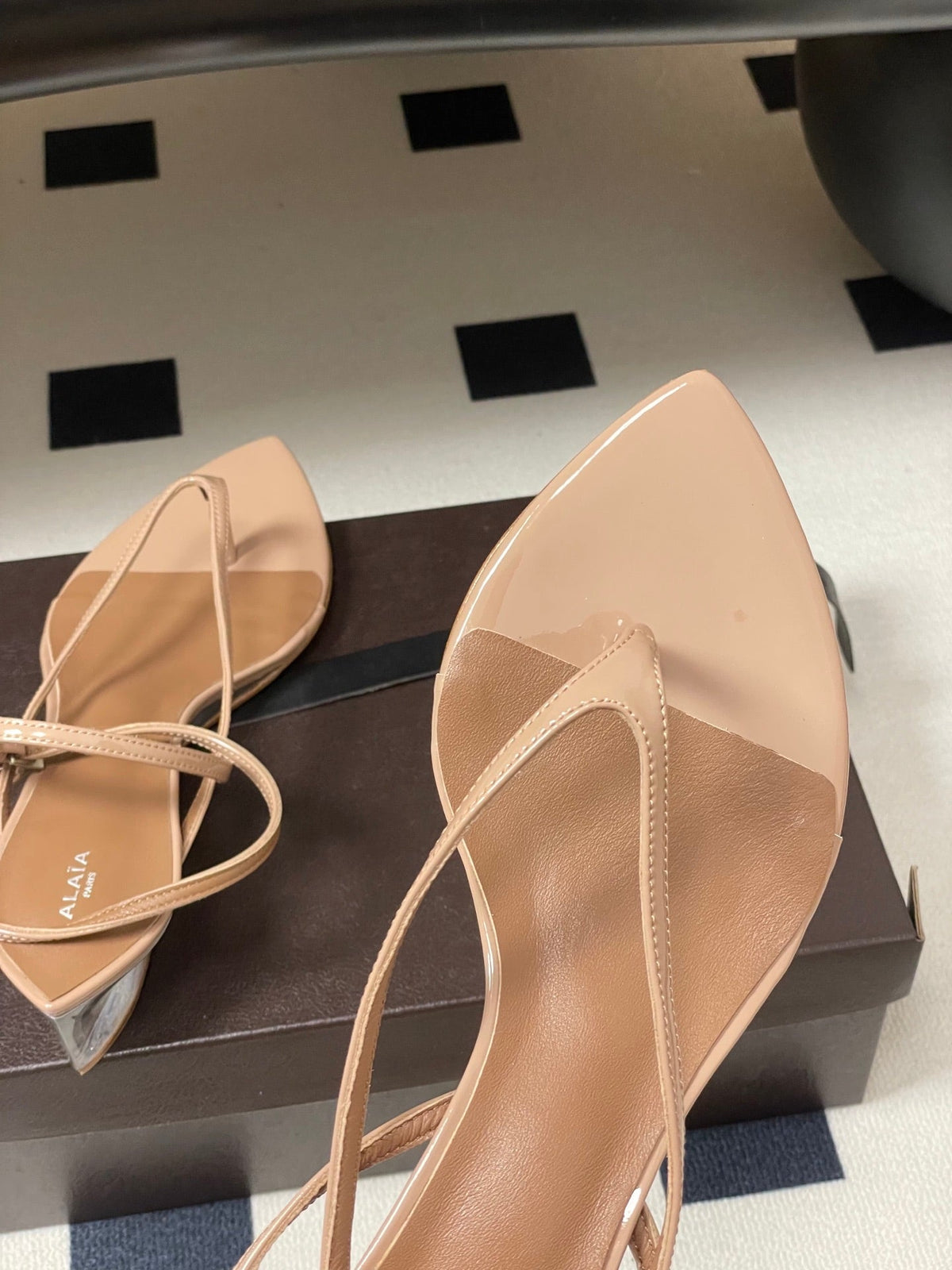 Alaia Invisible Thong Sandals 3cm Beige Patent Leather 835289