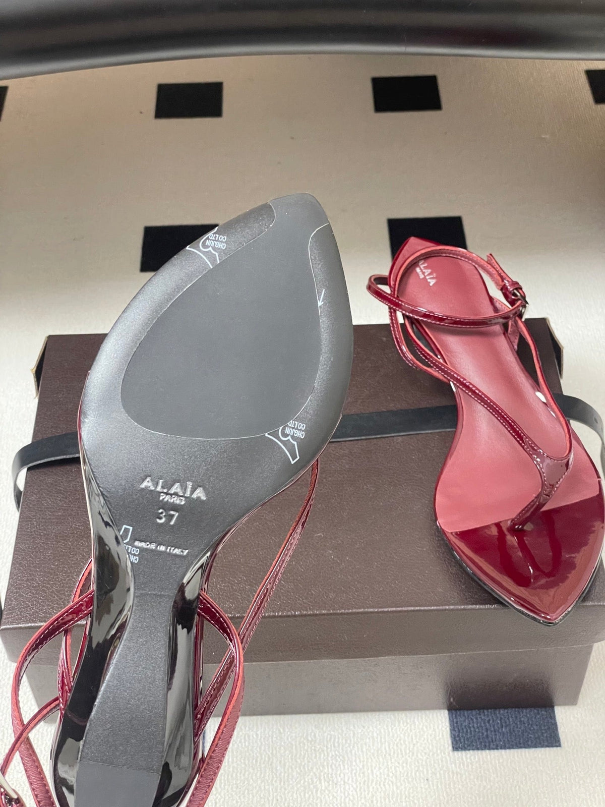 Alaia Invisible Thong Sandals 3cm Burgundy Patent Leather 835290