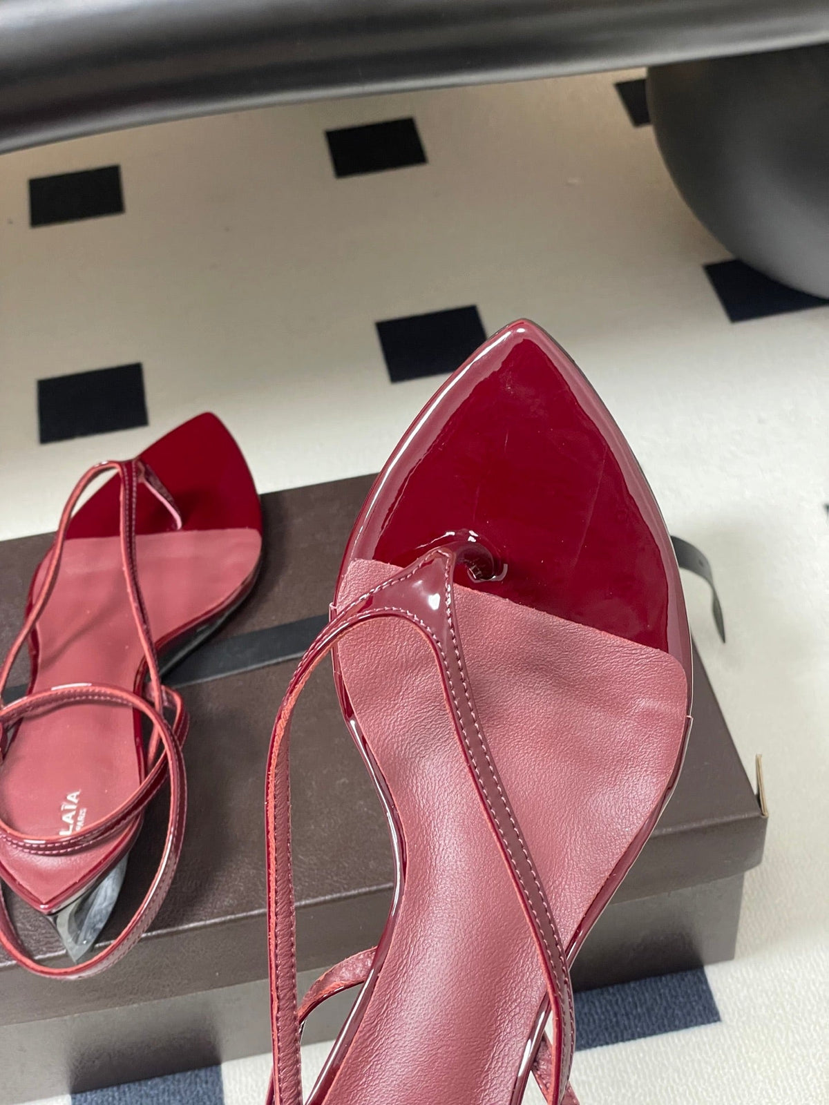 Alaia Invisible Thong Sandals 3cm Burgundy Patent Leather 835290