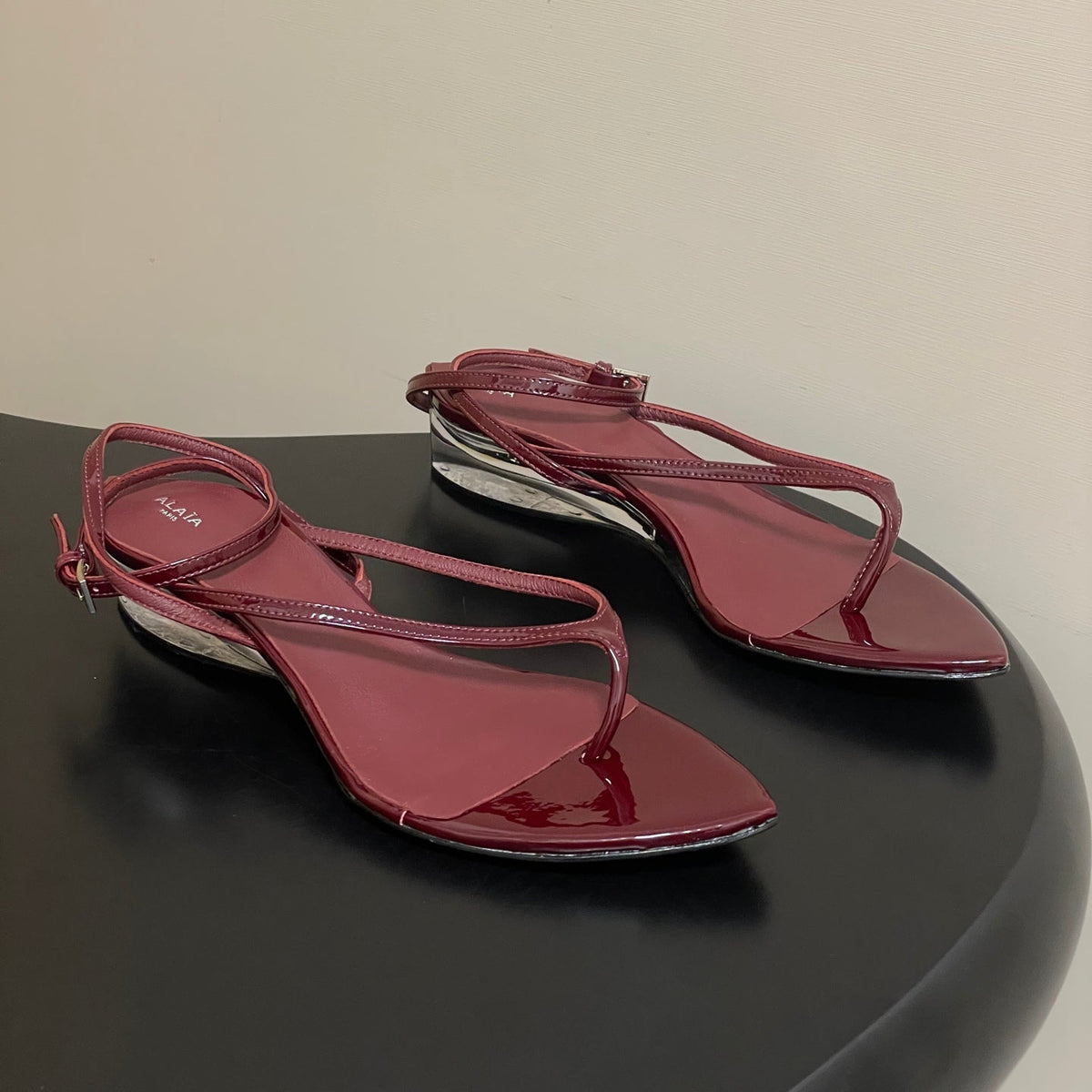 Alaia Invisible Thong Sandals 3cm Burgundy Patent Leather 835290