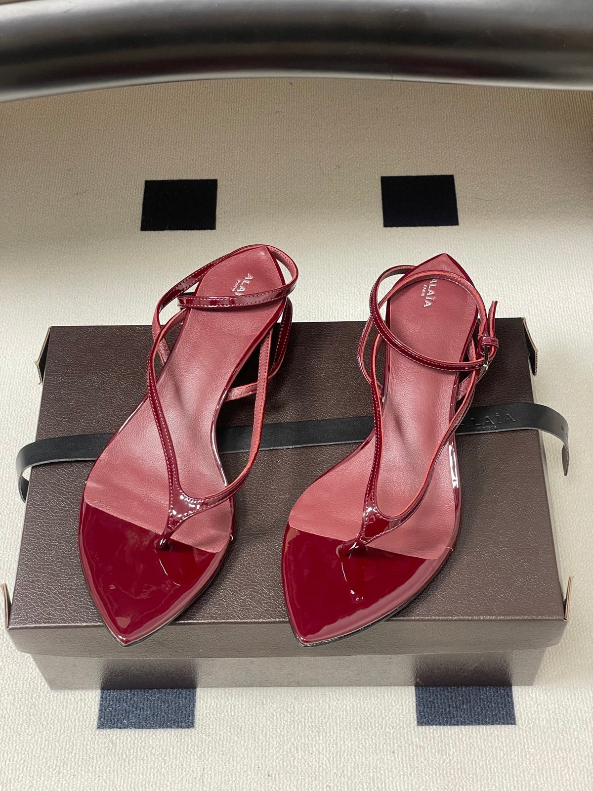 Alaia Invisible Thong Sandals 3cm Burgundy Patent Leather 835290